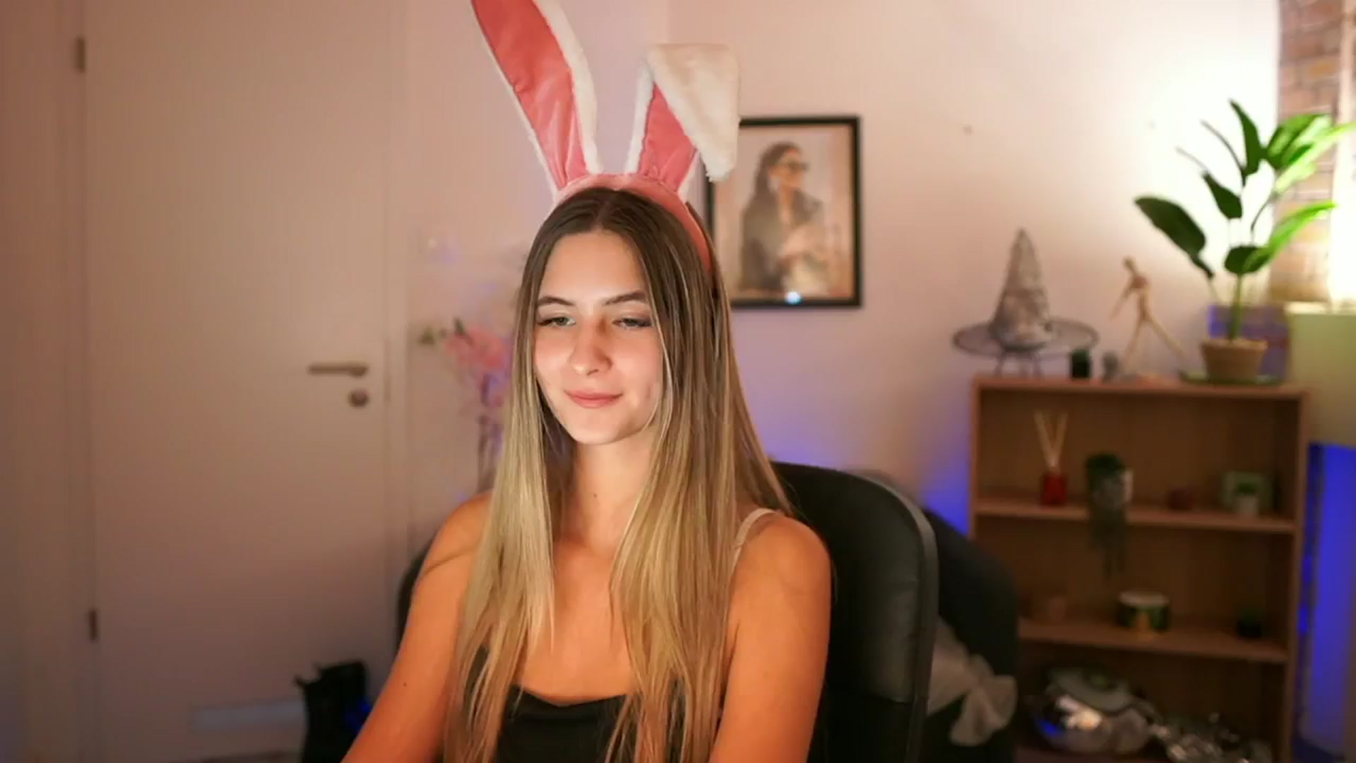 Gallery image thumbnail from CuteGirl_18's myfreecams stream on, 11/23/2024, 18:21 image 4 of 20