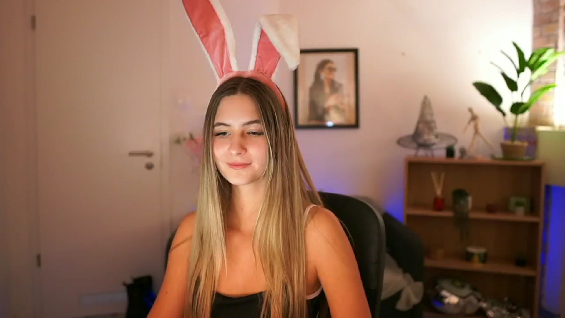 Gallery image thumbnail from CuteGirl_18's myfreecams stream on, 11/23/2024, 18:21 image 5 of 20