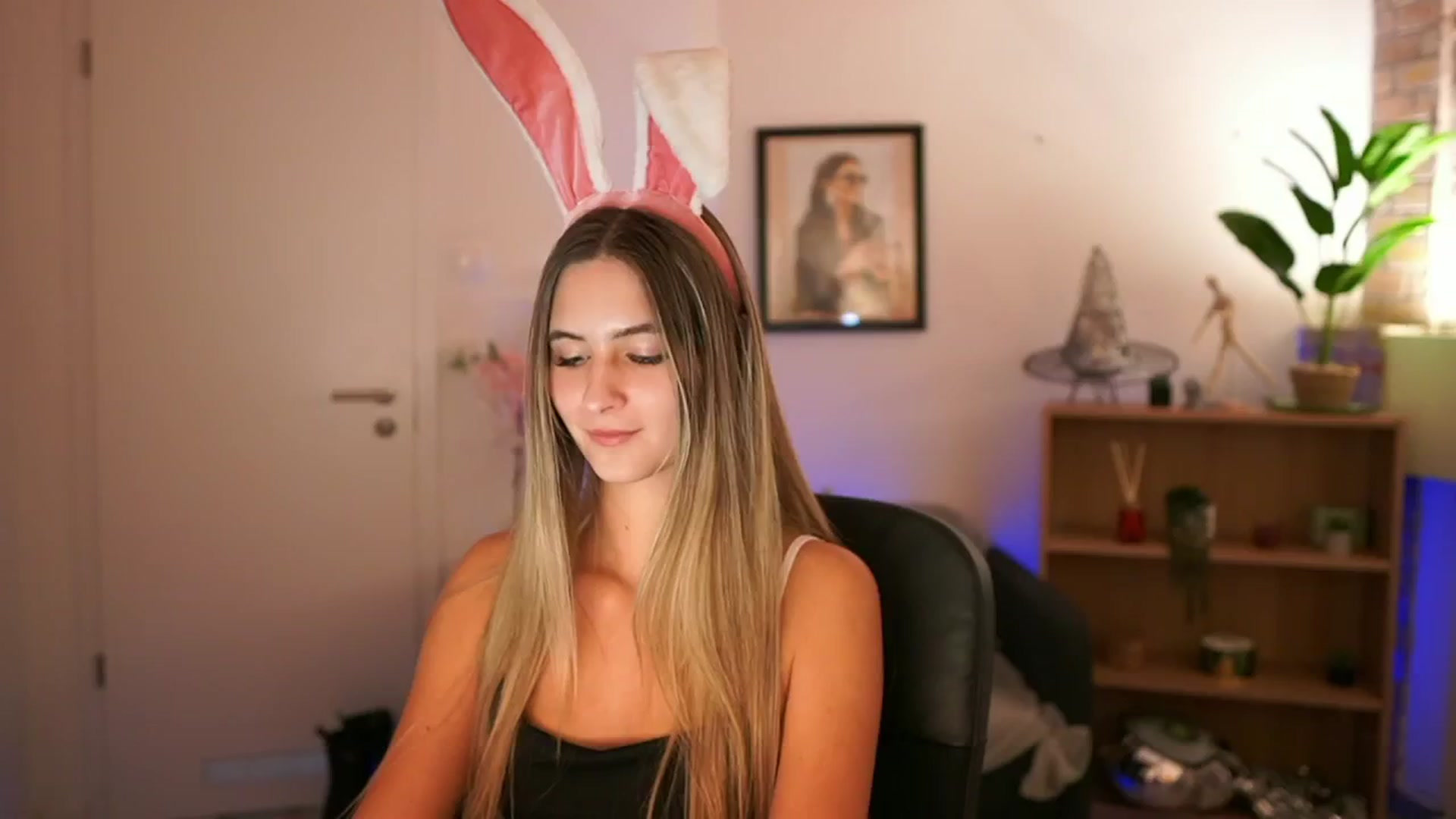 Gallery image thumbnail from CuteGirl_18's myfreecams stream on, 11/23/2024, 18:21 image 2 of 20