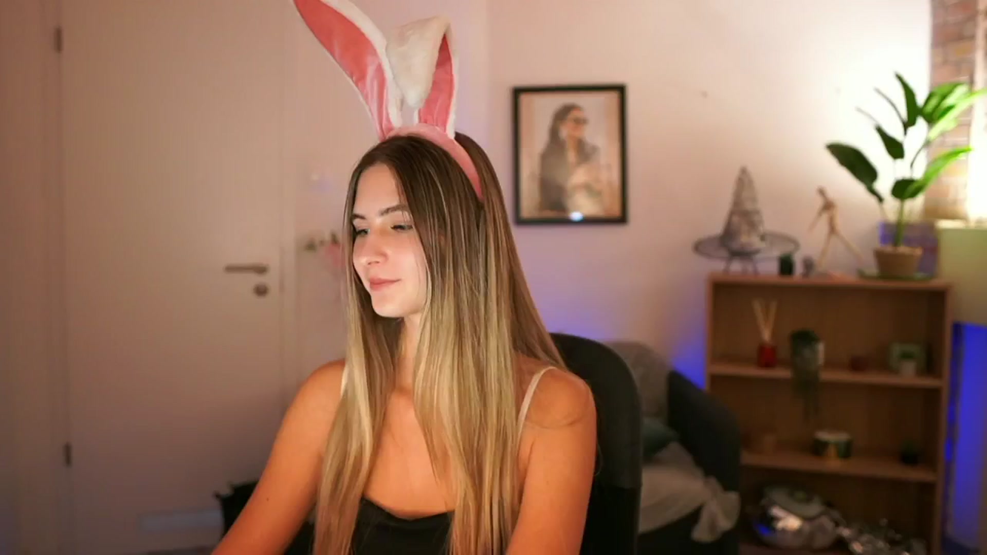 Gallery image thumbnail from CuteGirl_18's myfreecams stream on, 11/23/2024, 18:21 image 7 of 20