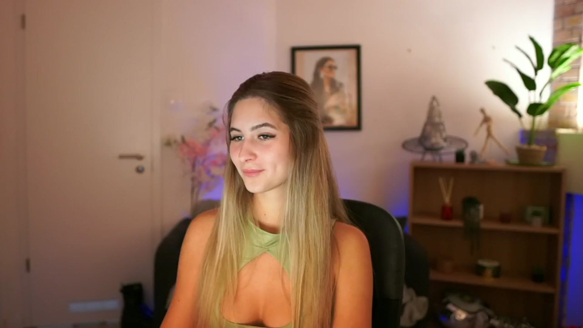Gallery image thumbnail from CuteGirl_18's myfreecams stream on, 11/28/2024, 14:27 image 17 of 20