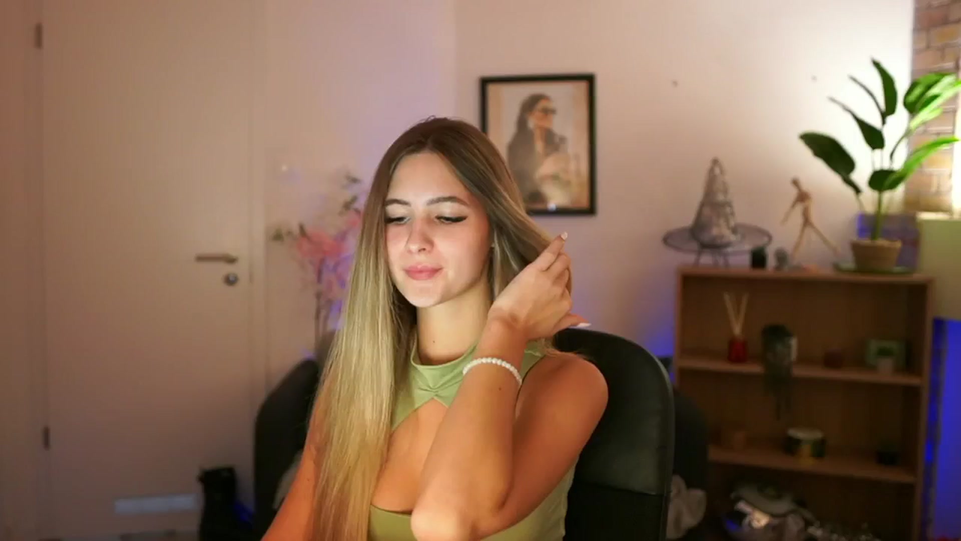 Gallery image thumbnail from CuteGirl_18's myfreecams stream on, 11/28/2024, 14:27 image 4 of 20