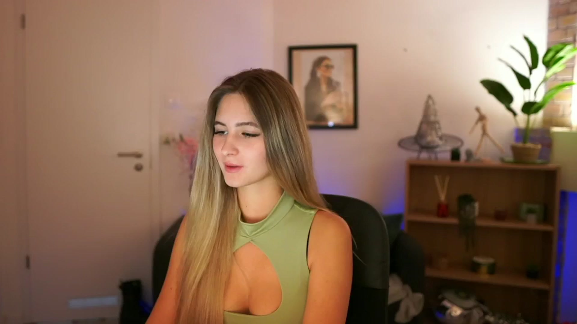Gallery image thumbnail from CuteGirl_18's myfreecams stream on, 11/28/2024, 14:27 image 9 of 20
