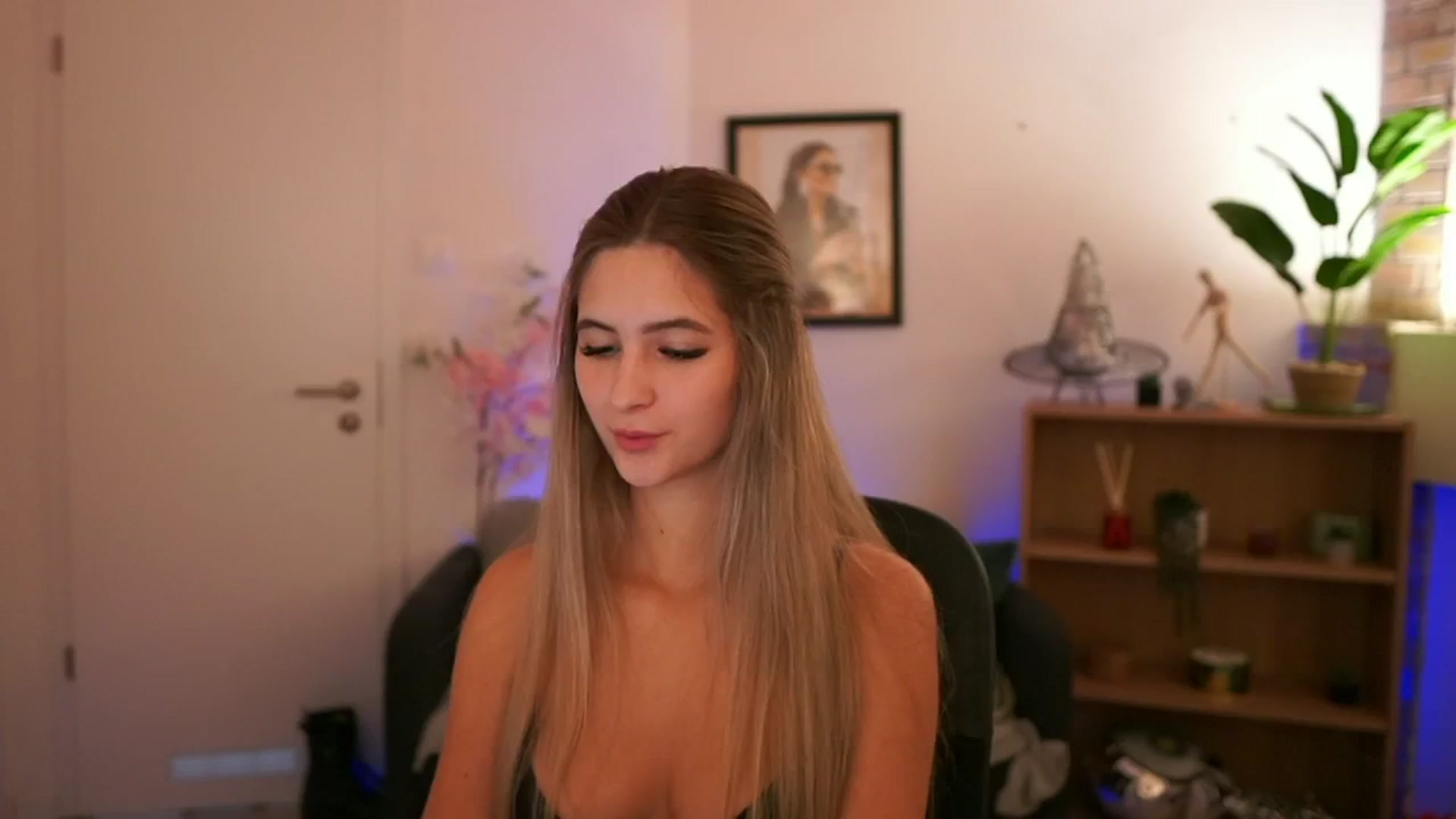 Gallery image thumbnail from CuteGirl_18's myfreecams stream on, 11/28/2024, 15:14 image 8 of 20