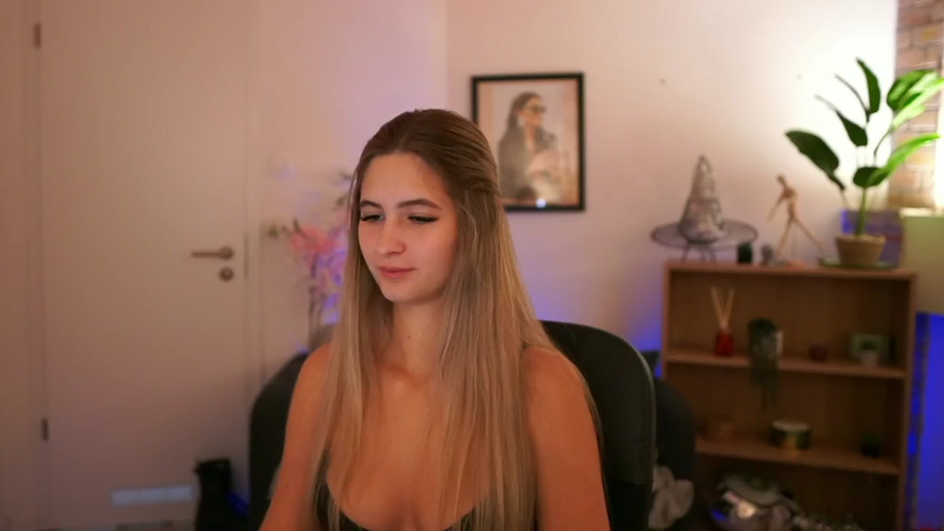 Gallery image thumbnail from CuteGirl_18's myfreecams stream on, 11/28/2024, 15:14 image 7 of 20