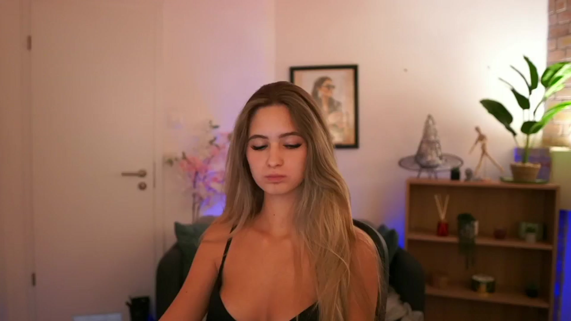 Gallery image thumbnail from CuteGirl_18's myfreecams stream on, 11/28/2024, 19:05 image 5 of 20