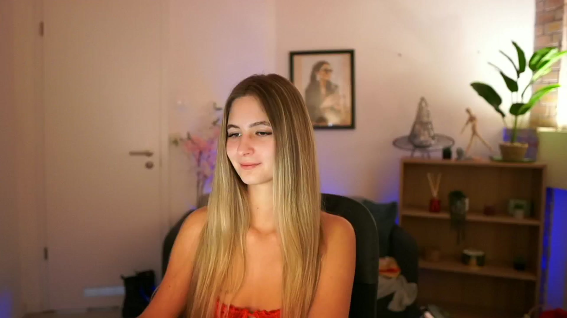 Gallery image thumbnail from CuteGirl_18's myfreecams stream on, 12/04/2024, 19:31 image 15 of 20