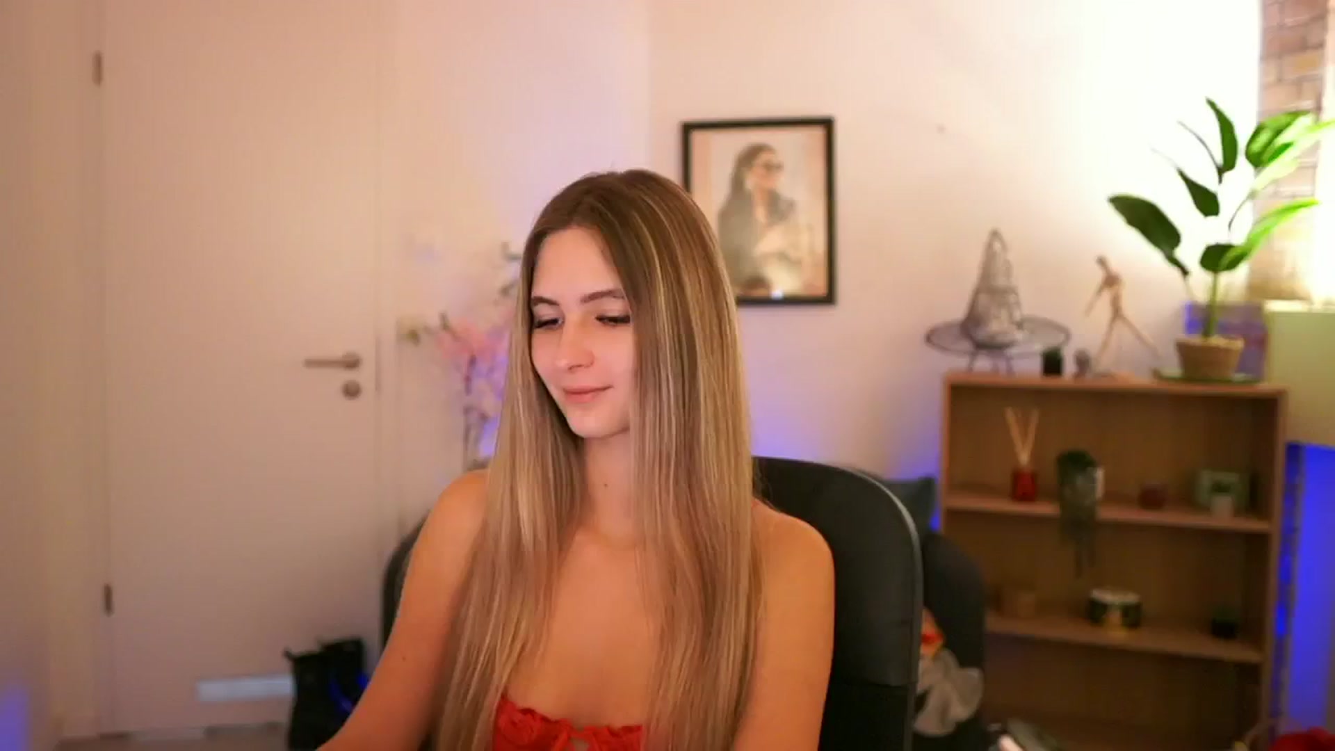 Gallery image thumbnail from CuteGirl_18's myfreecams stream on, 12/04/2024, 19:31 image 16 of 20