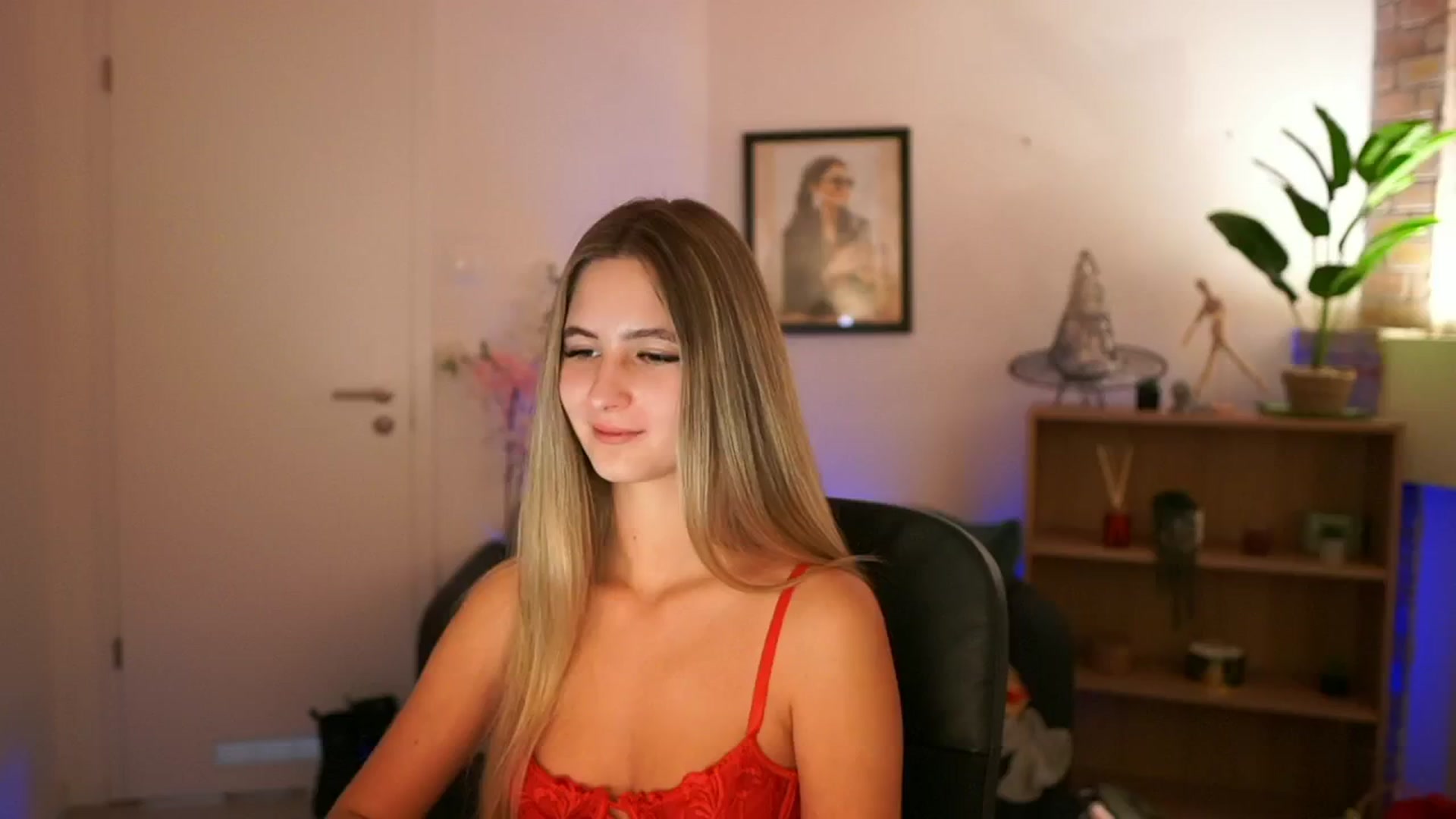 Gallery image thumbnail from CuteGirl_18's myfreecams stream on, 12/04/2024, 19:31 image 10 of 20