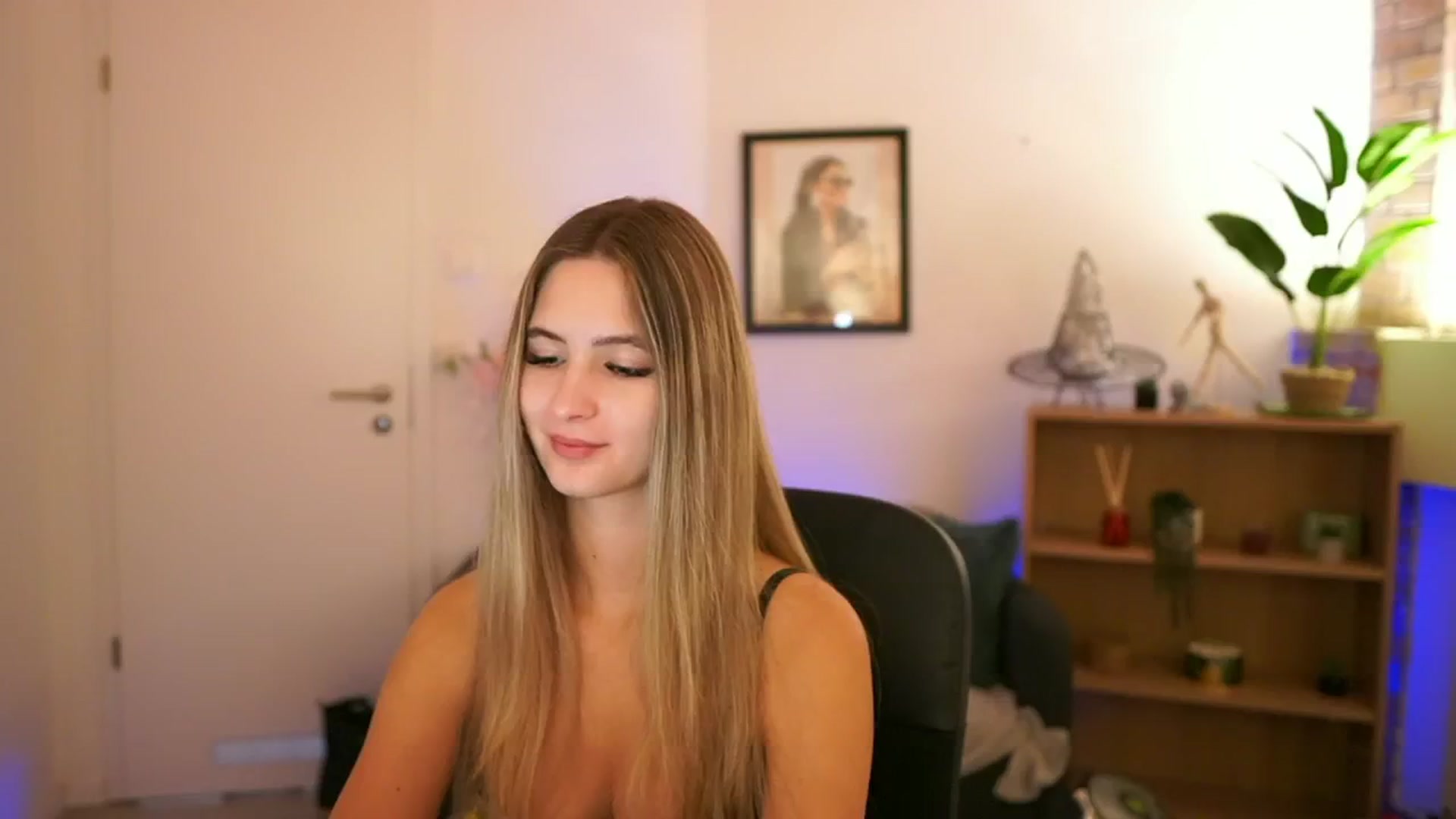 Gallery image thumbnail from CuteGirl_18's myfreecams stream on, 12/05/2024, 14:31 image 3 of 20