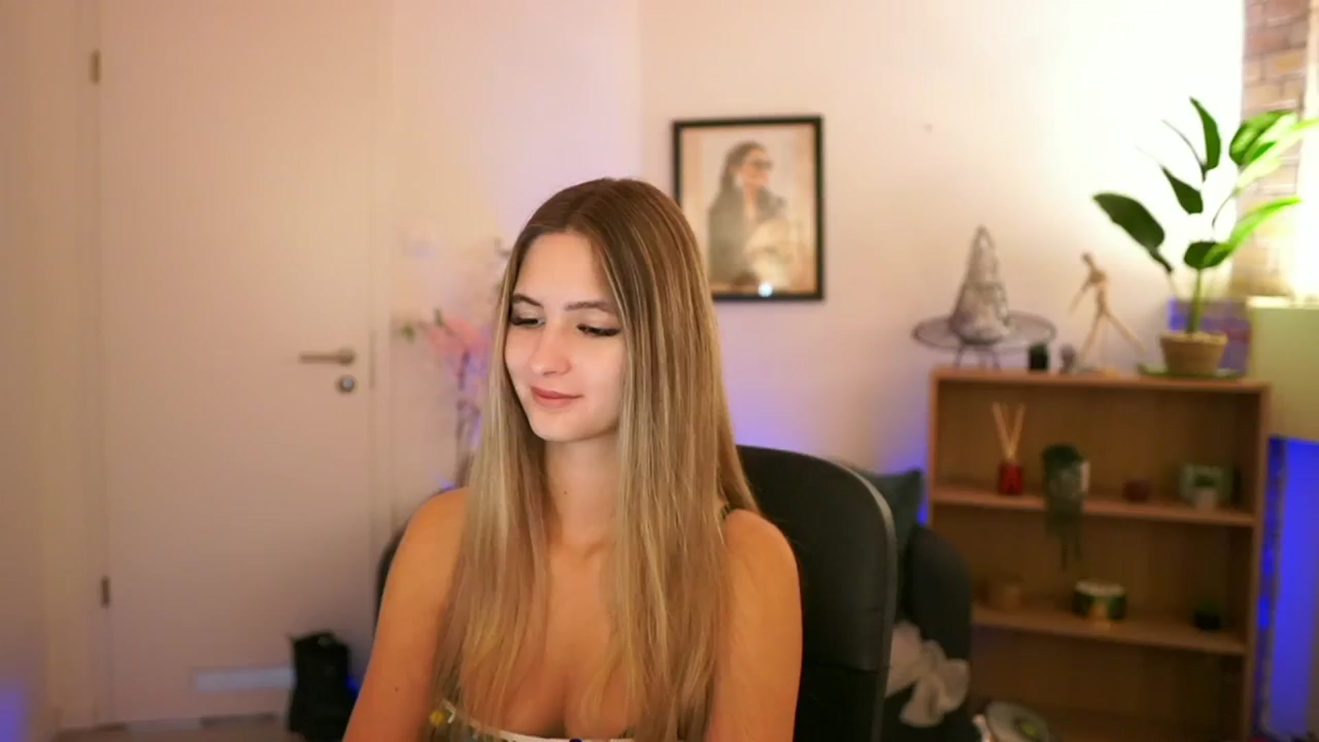 Gallery image thumbnail from CuteGirl_18's myfreecams stream on, 12/05/2024, 14:31 image 1 of 20
