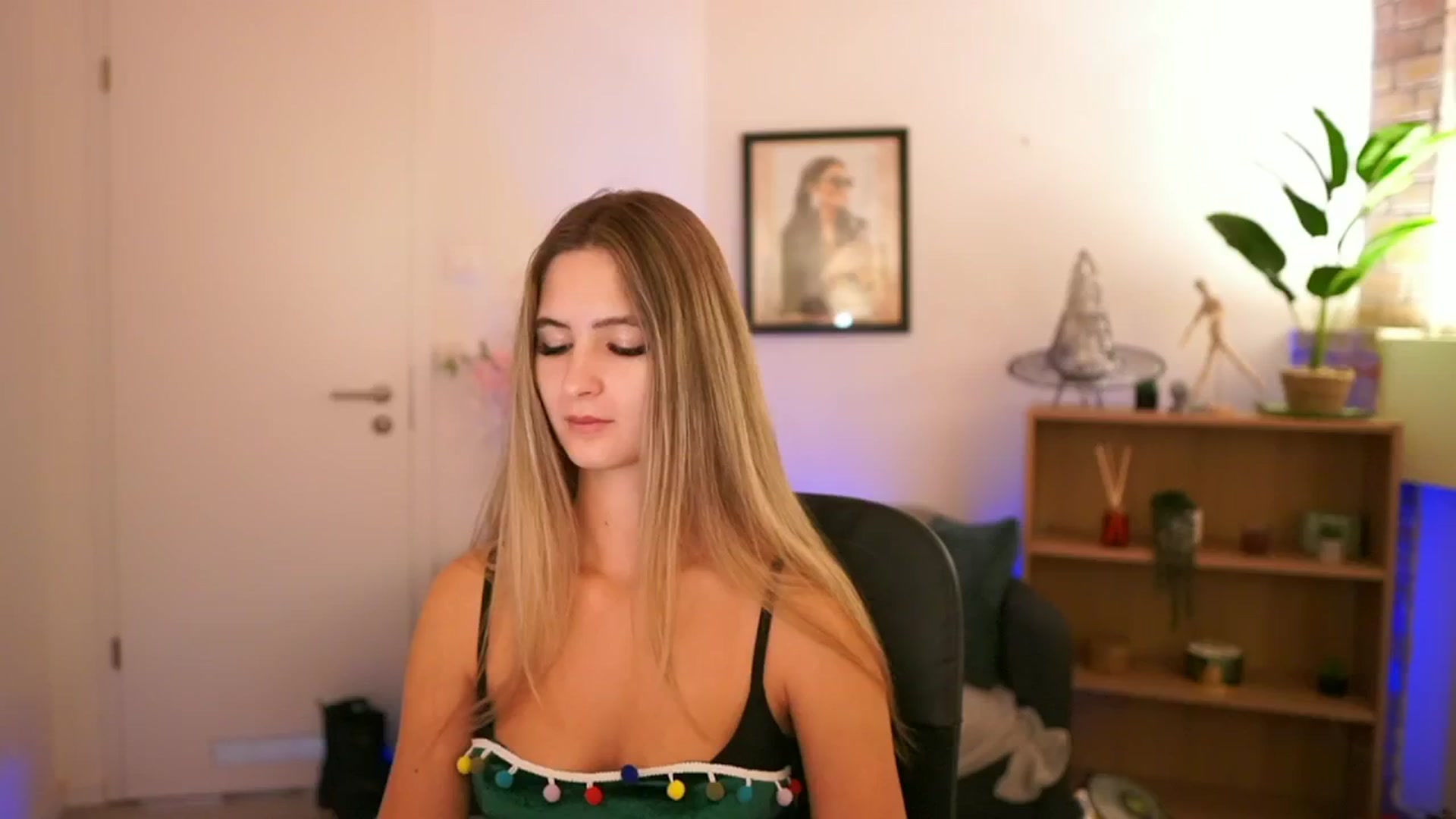 Gallery image thumbnail from CuteGirl_18's myfreecams stream on, 12/05/2024, 14:31 image 17 of 20