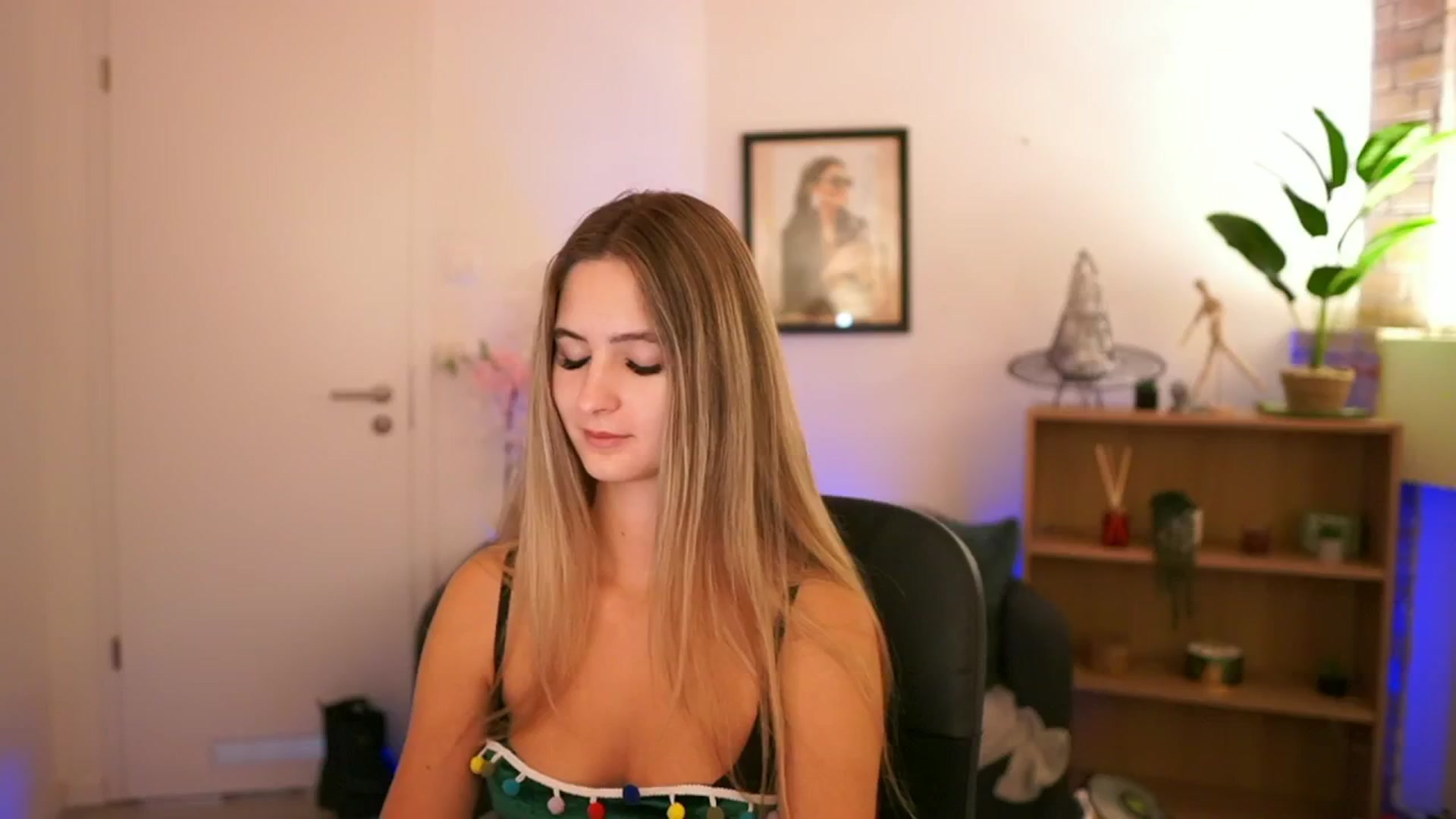 Gallery image thumbnail from CuteGirl_18's myfreecams stream on, 12/05/2024, 14:31 image 18 of 20