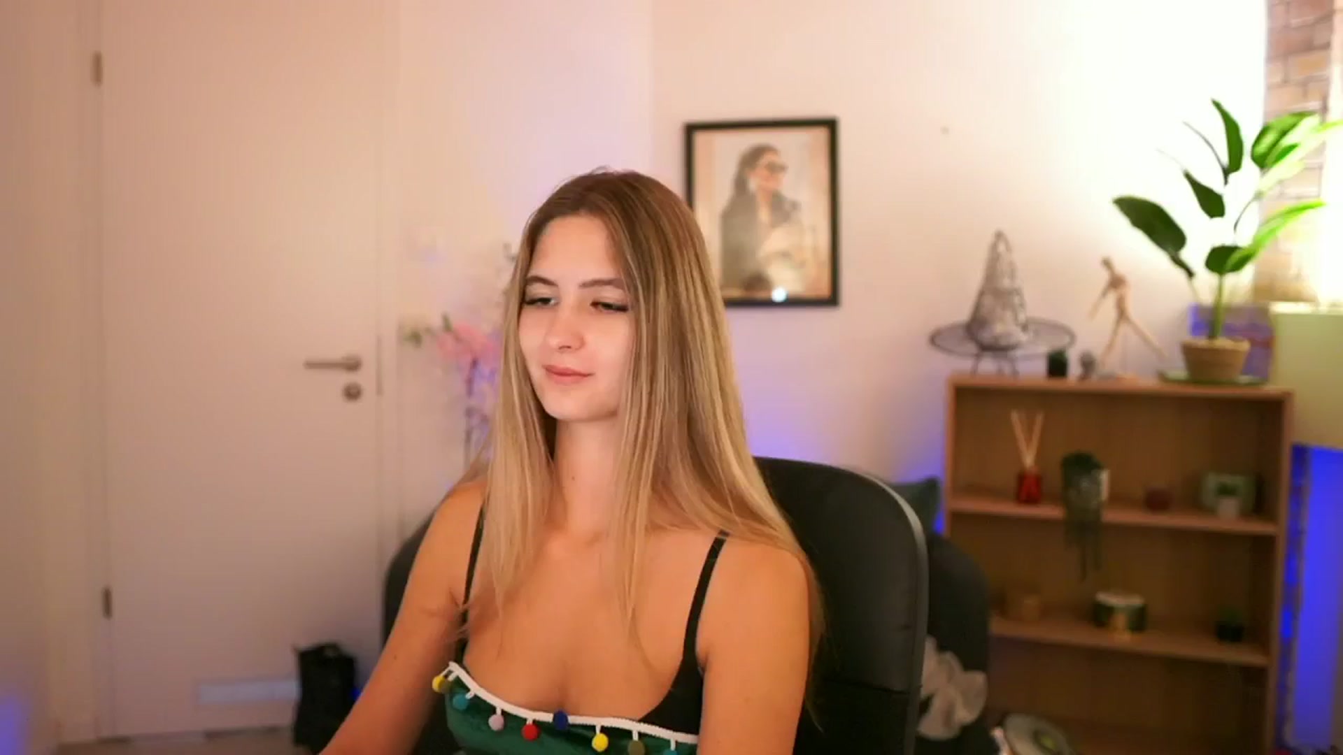Gallery image thumbnail from CuteGirl_18's myfreecams stream on, 12/05/2024, 14:31 image 14 of 20