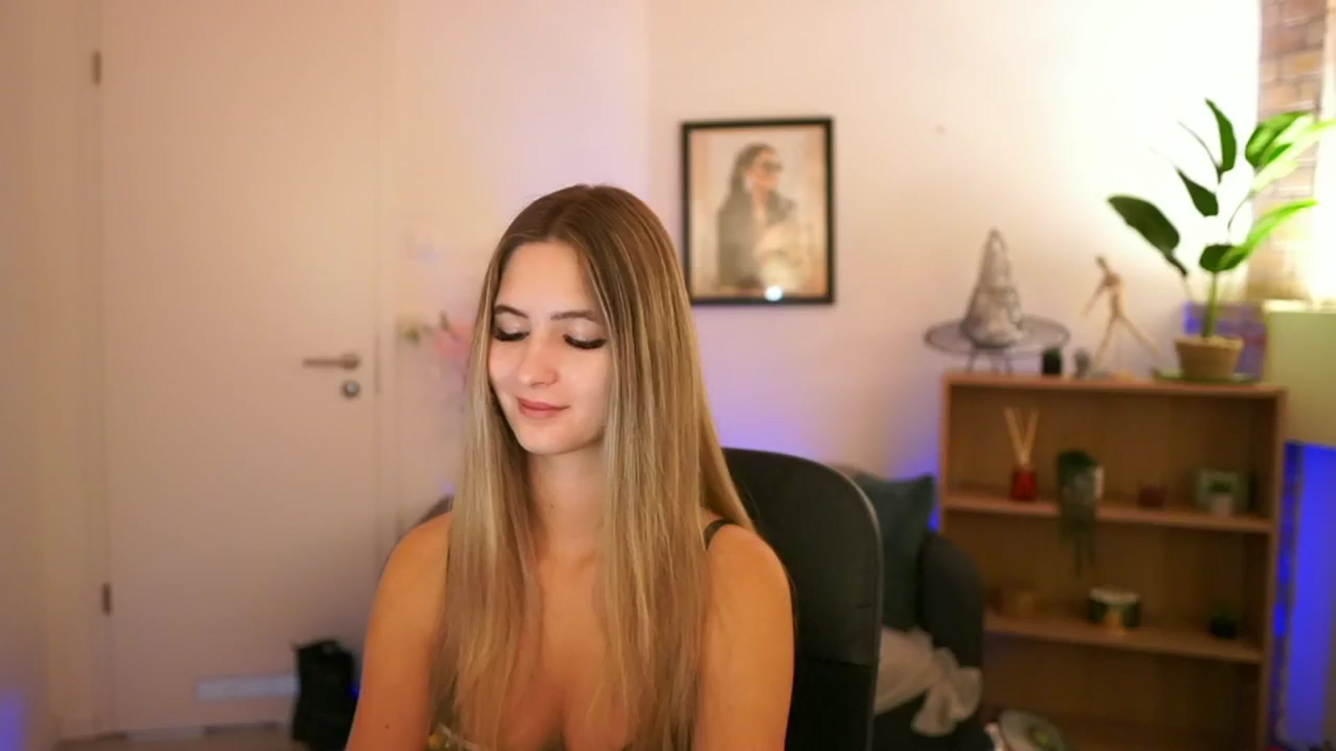 Gallery image thumbnail from CuteGirl_18's myfreecams stream on, 12/05/2024, 14:31 image 4 of 20