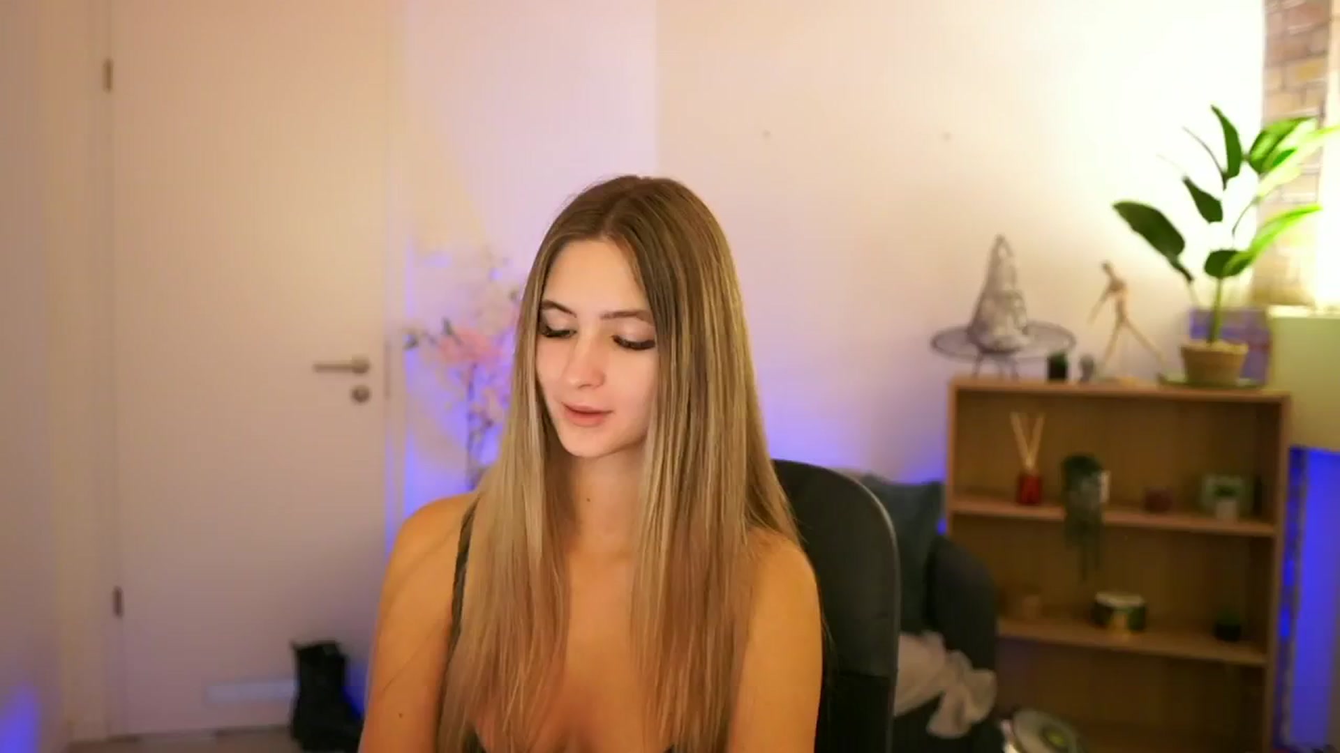 Gallery image thumbnail from CuteGirl_18's myfreecams stream on, 12/05/2024, 16:05 image 4 of 20