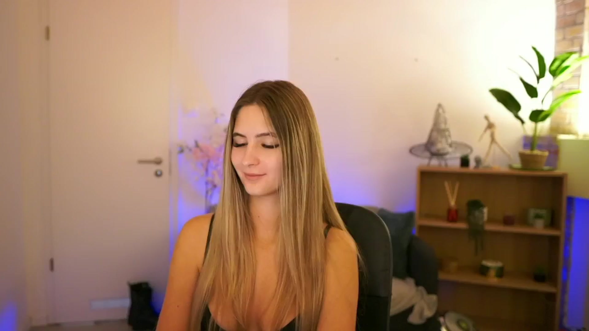 Gallery image thumbnail from CuteGirl_18's myfreecams stream on, 12/05/2024, 16:05 image 9 of 20
