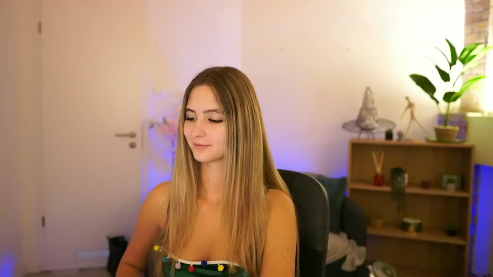 Gallery image thumbnail from CuteGirl_18's myfreecams stream on, 12/05/2024, 16:05 image 1 of 20