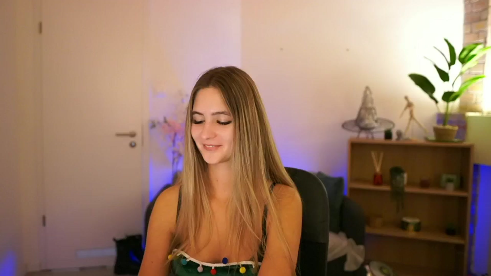 Gallery image thumbnail from CuteGirl_18's myfreecams stream on, 12/05/2024, 17:32 image 6 of 20