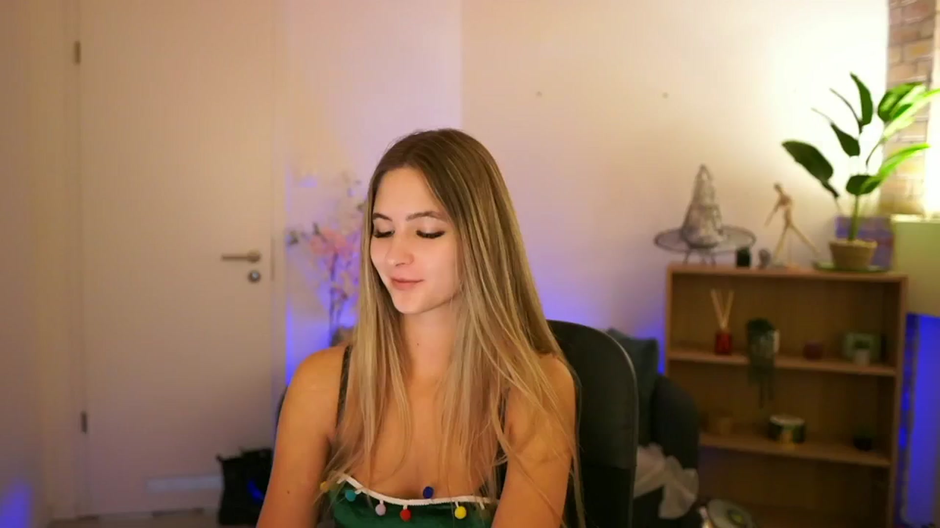 Gallery image thumbnail from CuteGirl_18's myfreecams stream on, 12/05/2024, 17:32 image 5 of 20