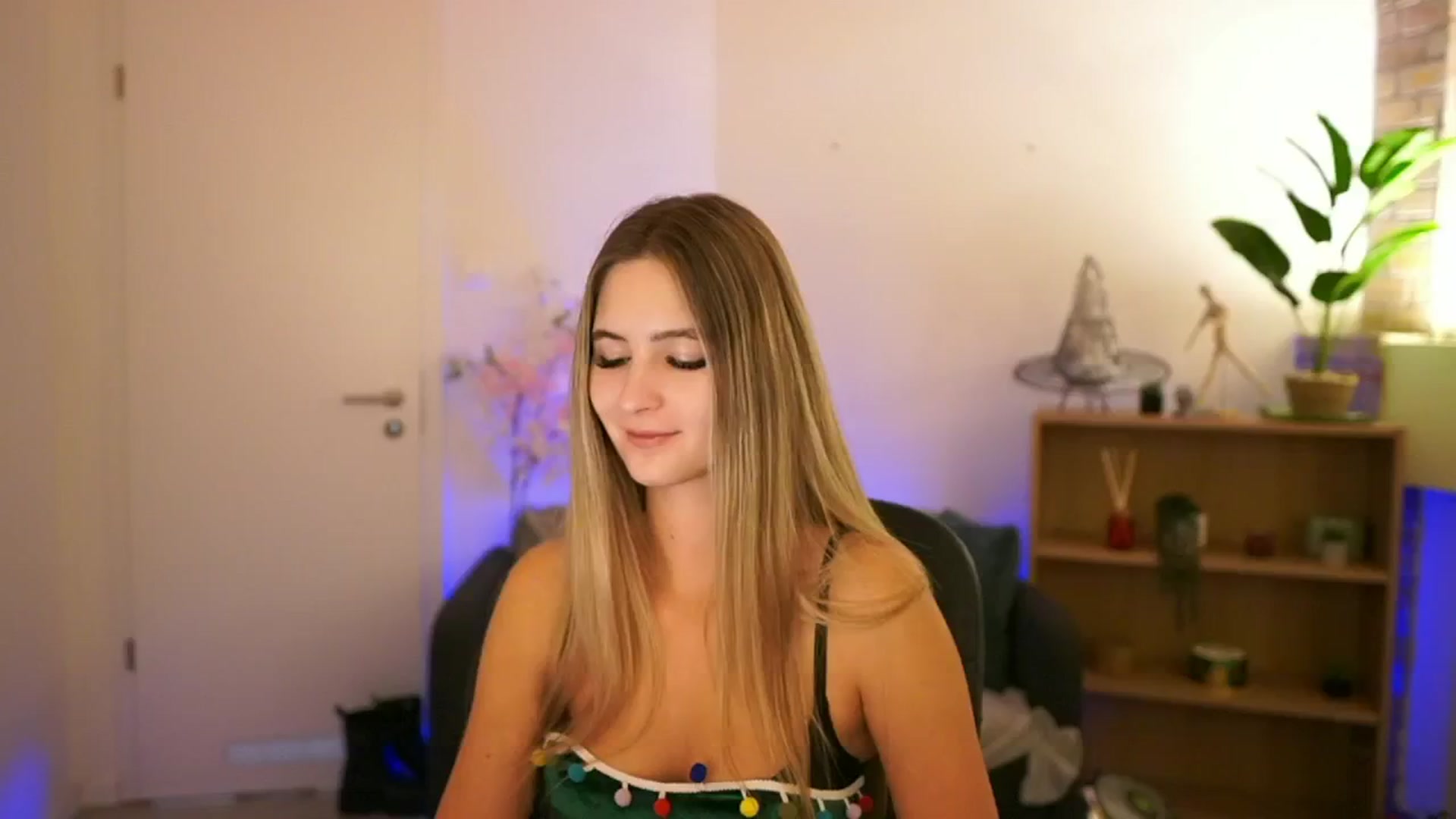 Gallery image thumbnail from CuteGirl_18's myfreecams stream on, 12/05/2024, 17:32 image 4 of 20