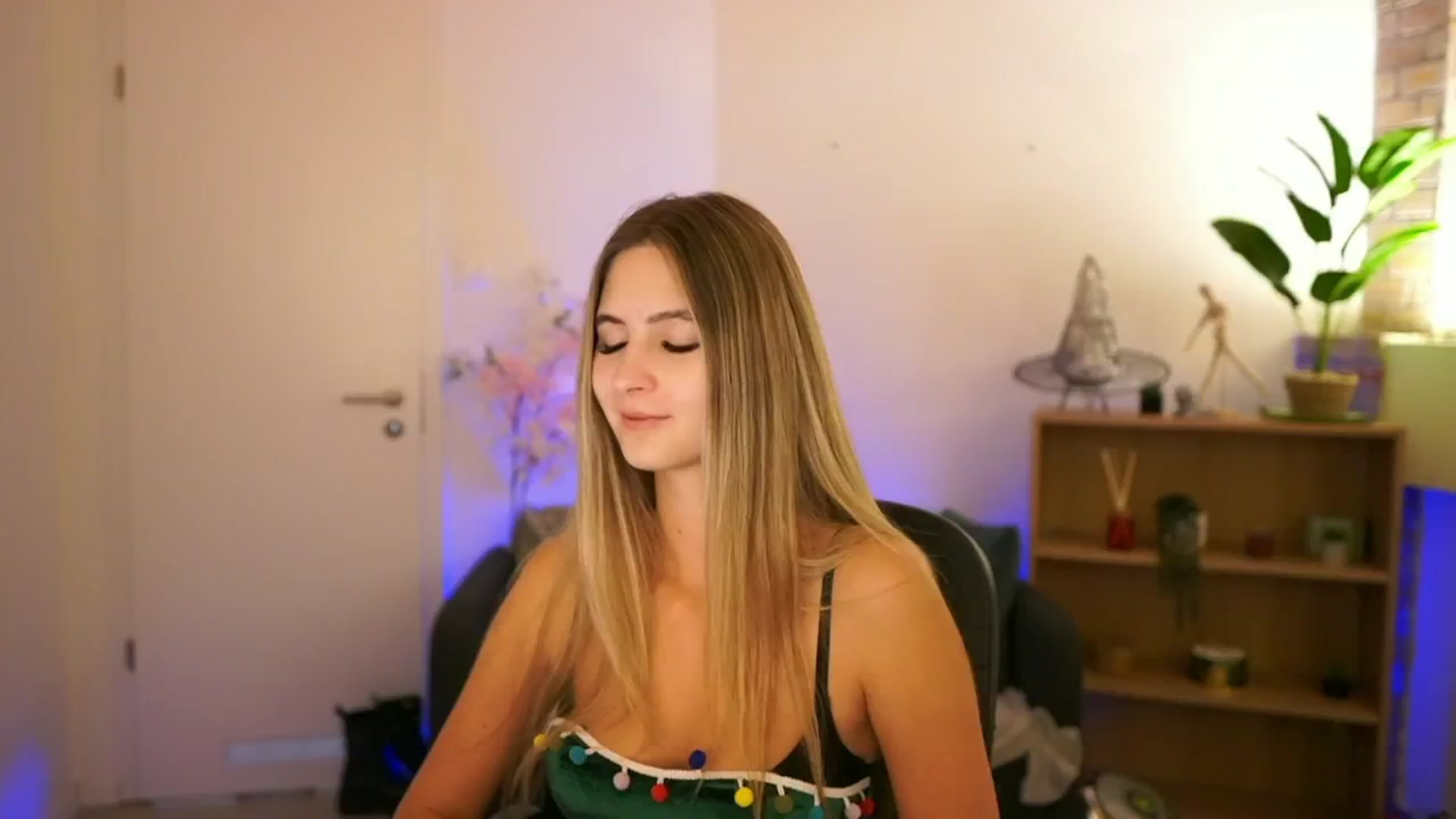 Gallery image thumbnail from CuteGirl_18's myfreecams stream on, 12/05/2024, 17:32 image 3 of 20