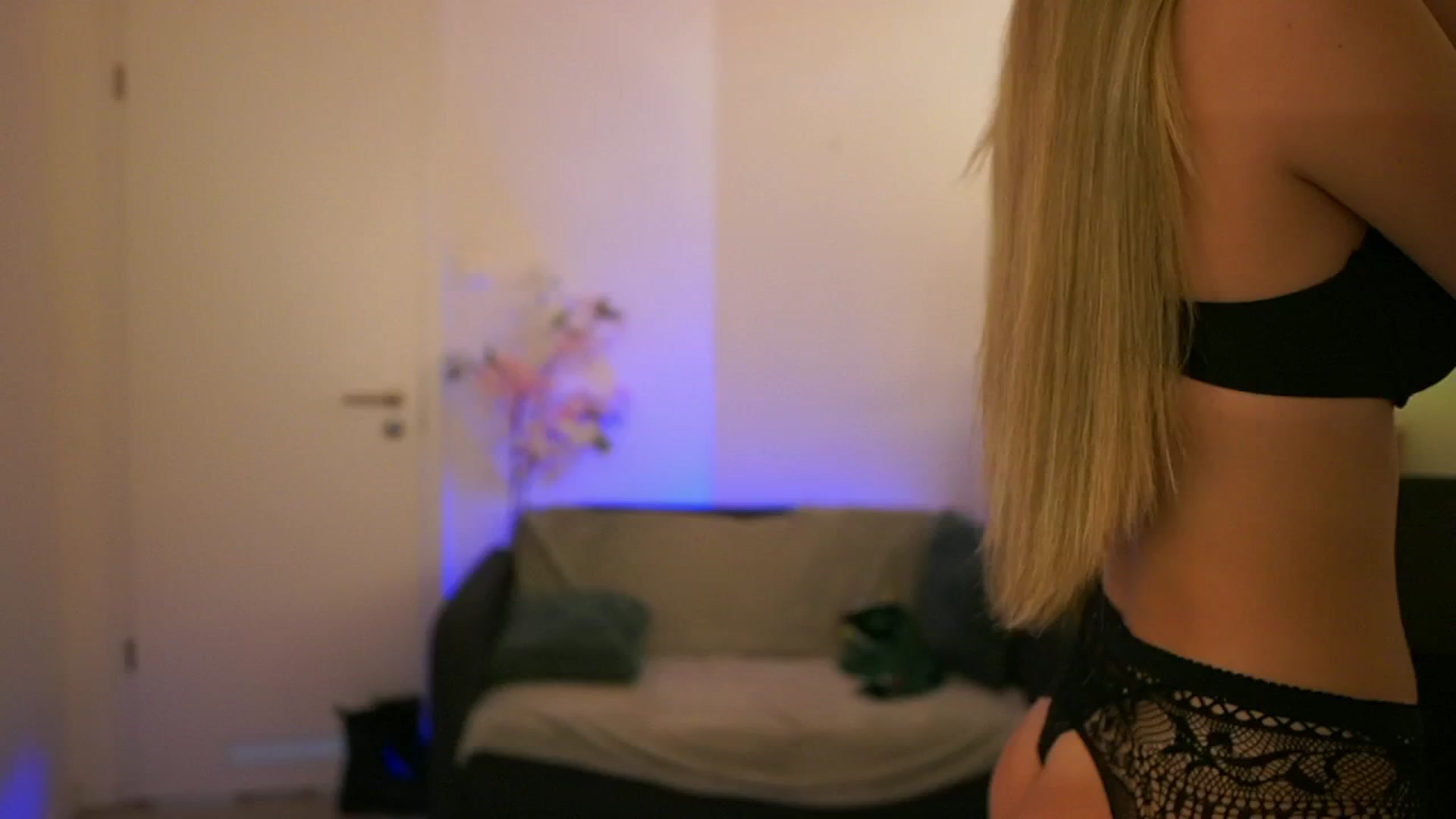 Gallery image thumbnail from CuteGirl_18's myfreecams stream on, 12/05/2024, 17:32 image 10 of 20