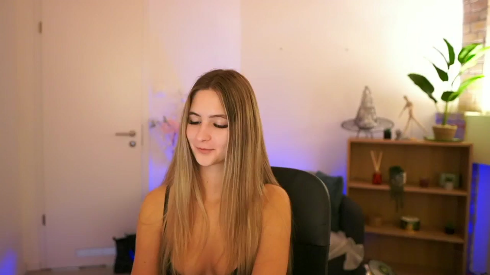 Gallery image thumbnail from CuteGirl_18's myfreecams stream on, 12/05/2024, 17:32 image 15 of 20