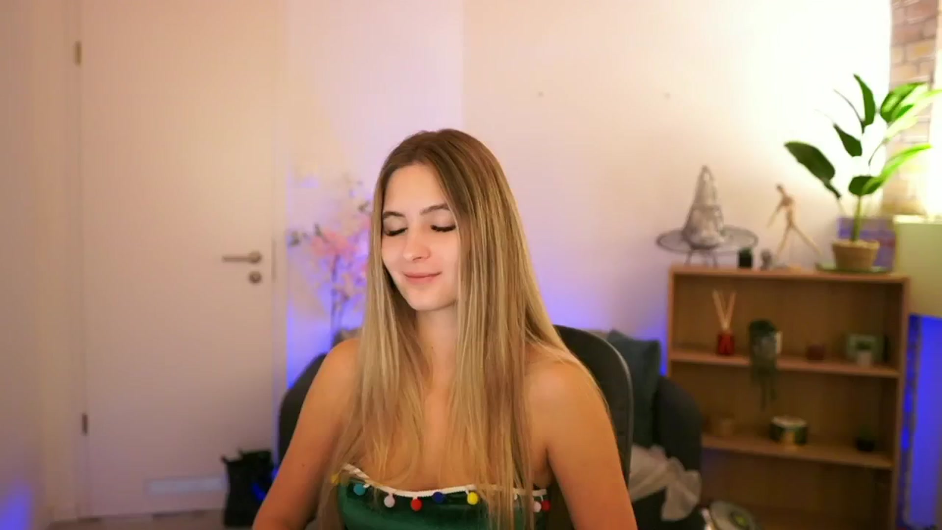 Gallery image thumbnail from CuteGirl_18's myfreecams stream on, 12/05/2024, 18:41 image 20 of 20