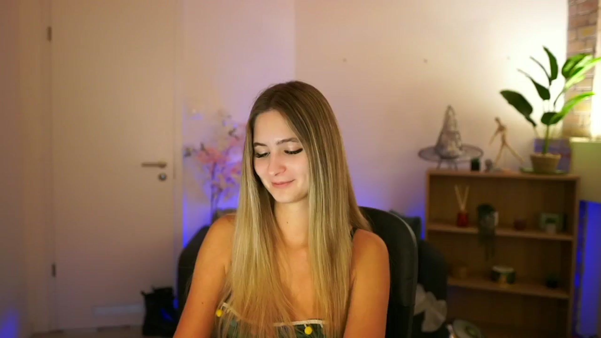 Gallery image thumbnail from CuteGirl_18's myfreecams stream on, 12/05/2024, 18:41 image 1 of 20