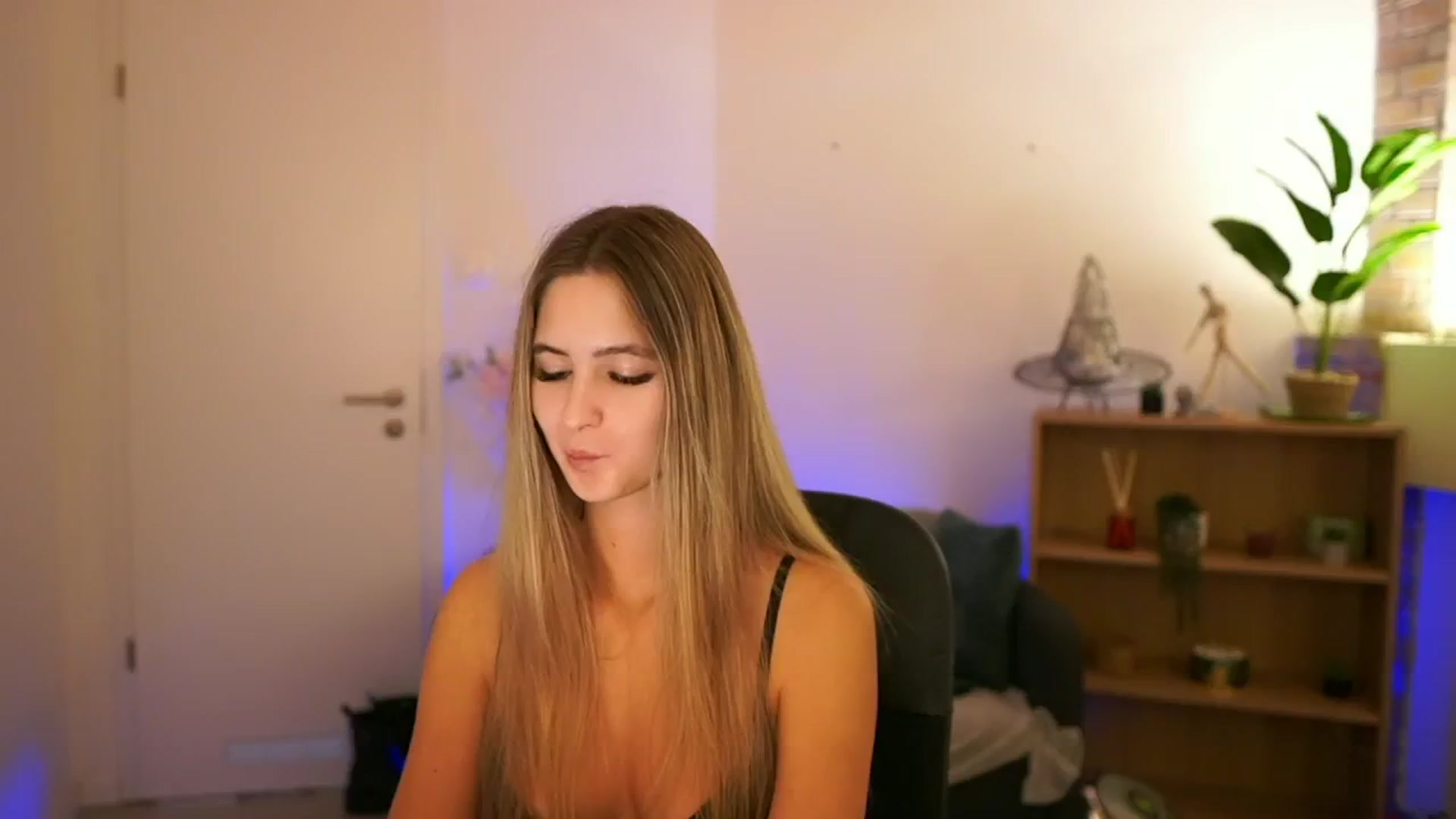 Gallery image thumbnail from CuteGirl_18's myfreecams stream on, 12/05/2024, 18:41 image 14 of 20