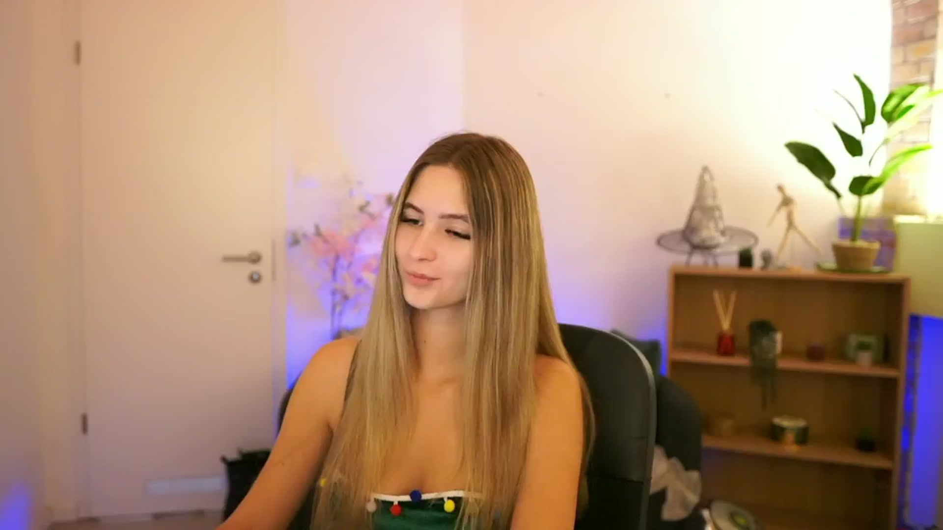 Gallery image thumbnail from CuteGirl_18's myfreecams stream on, 12/05/2024, 18:41 image 2 of 20