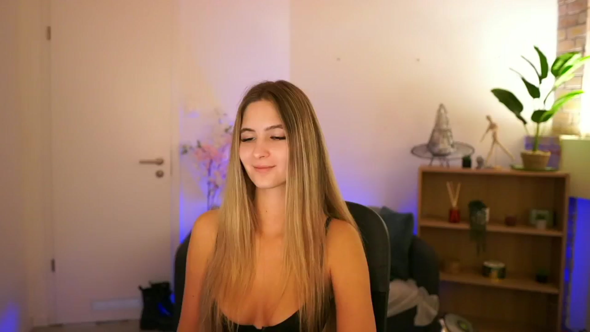Gallery image thumbnail from CuteGirl_18's myfreecams stream on, 12/05/2024, 18:41 image 10 of 20