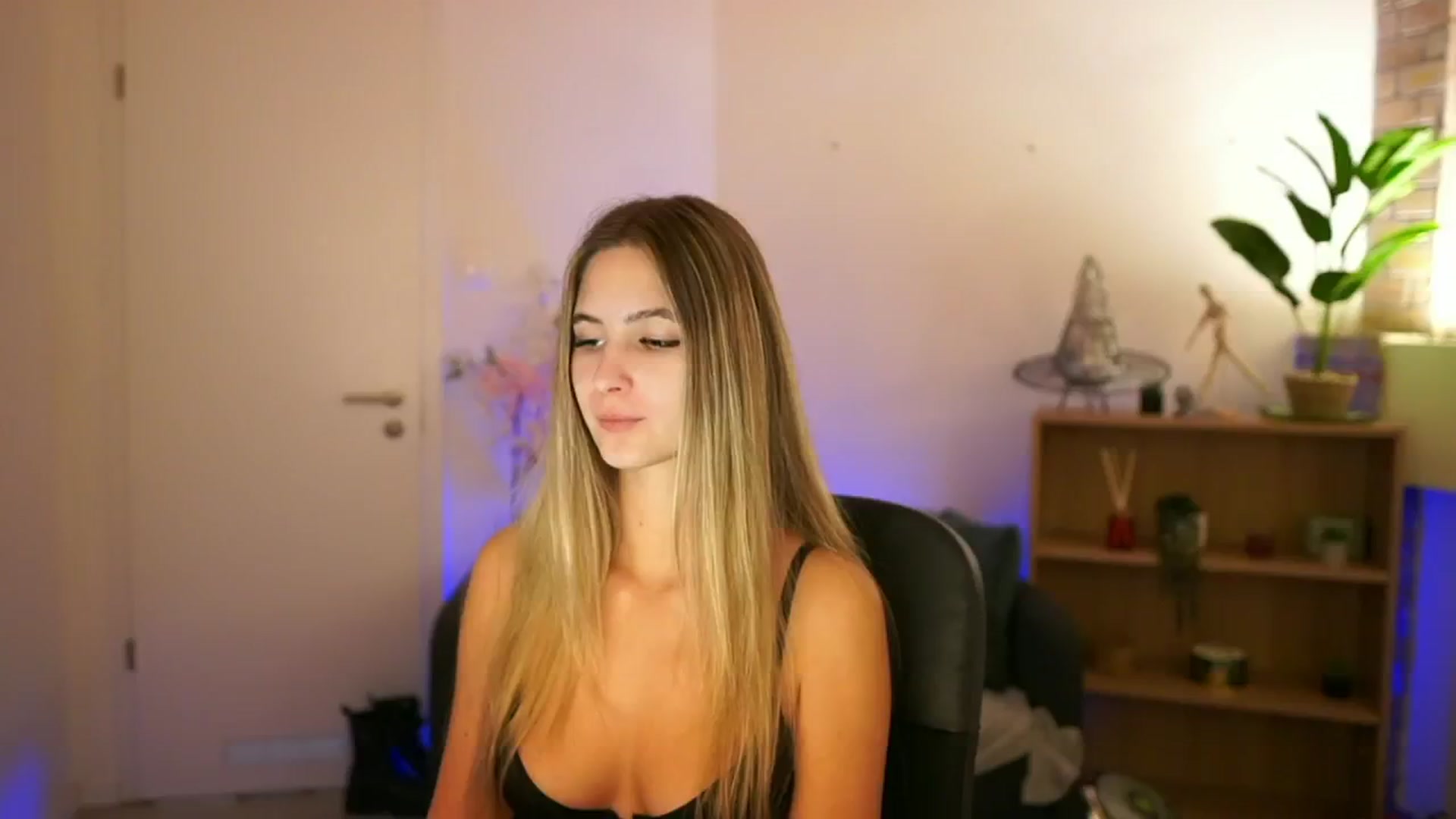 Gallery image thumbnail from CuteGirl_18's myfreecams stream on, 12/05/2024, 18:41 image 8 of 20