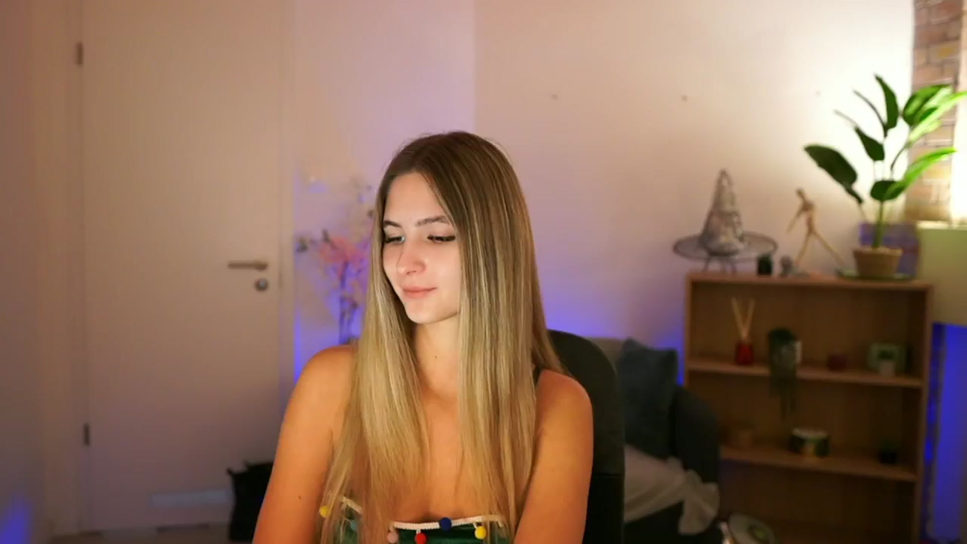 Gallery image thumbnail from CuteGirl_18's myfreecams stream on, 12/05/2024, 18:41 image 4 of 20