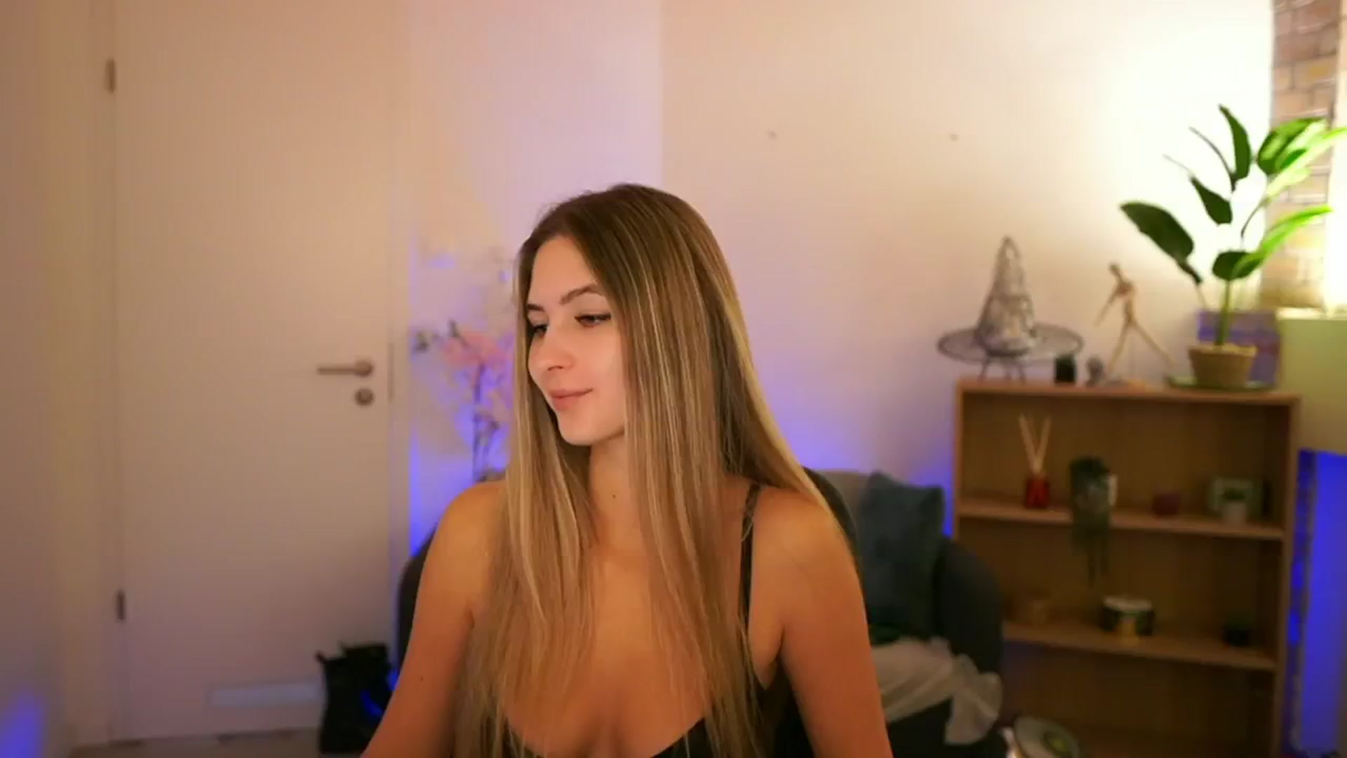Gallery image thumbnail from CuteGirl_18's myfreecams stream on, 12/05/2024, 18:41 image 9 of 20