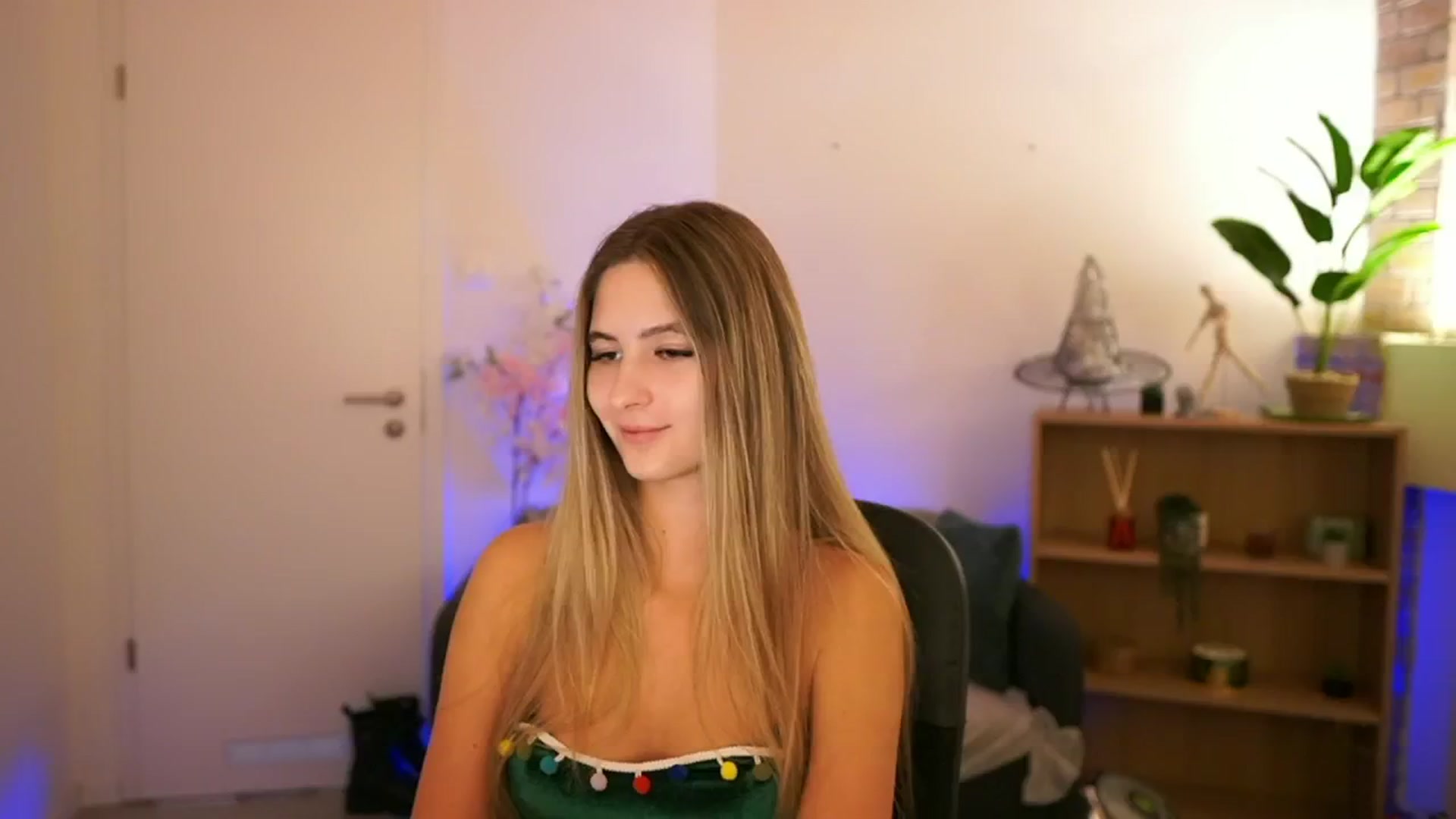 Gallery image thumbnail from CuteGirl_18's myfreecams stream on, 12/05/2024, 18:41 image 19 of 20