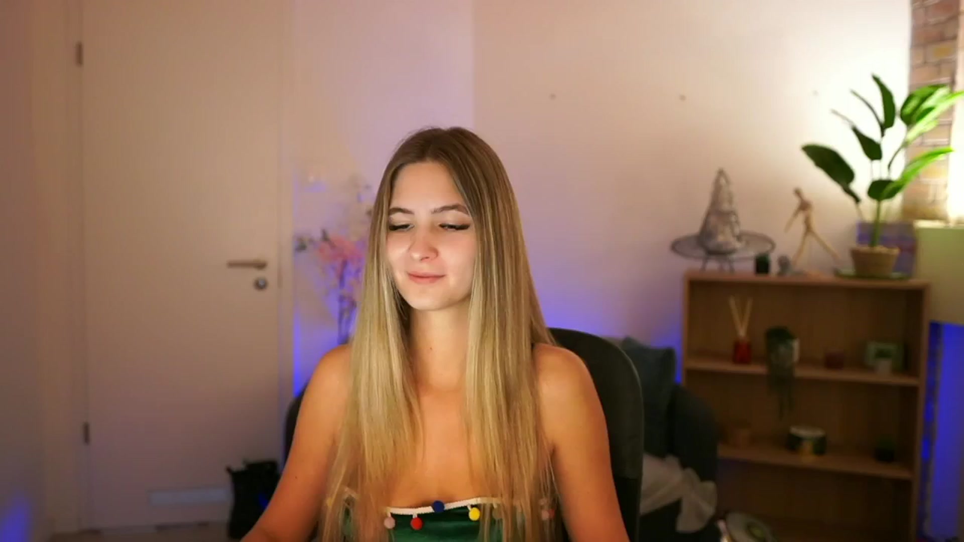 Gallery image thumbnail from CuteGirl_18's myfreecams stream on, 12/05/2024, 18:41 image 3 of 20