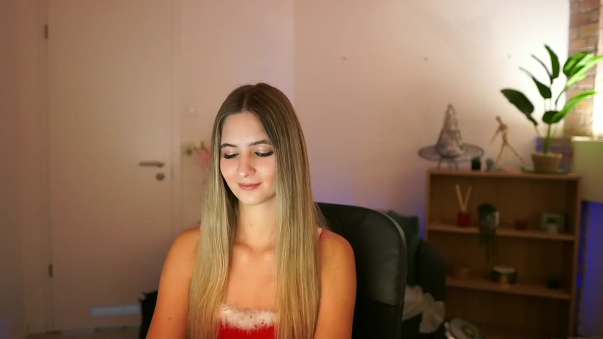 Gallery image thumbnail from CuteGirl_18's myfreecams stream on, 12/06/2024, 14:02 image 8 of 20