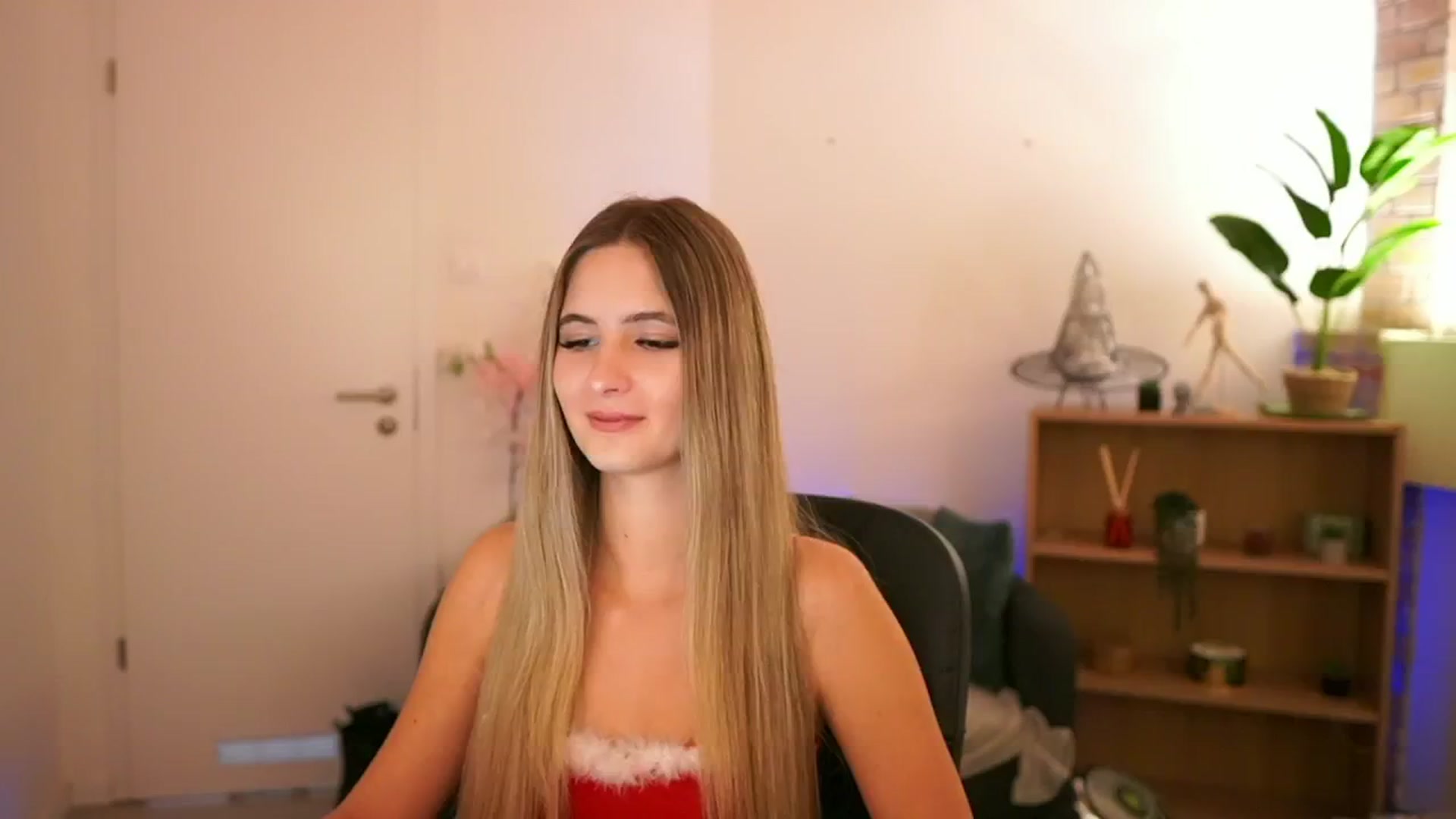 Gallery image thumbnail from CuteGirl_18's myfreecams stream on, 12/06/2024, 14:02 image 4 of 20