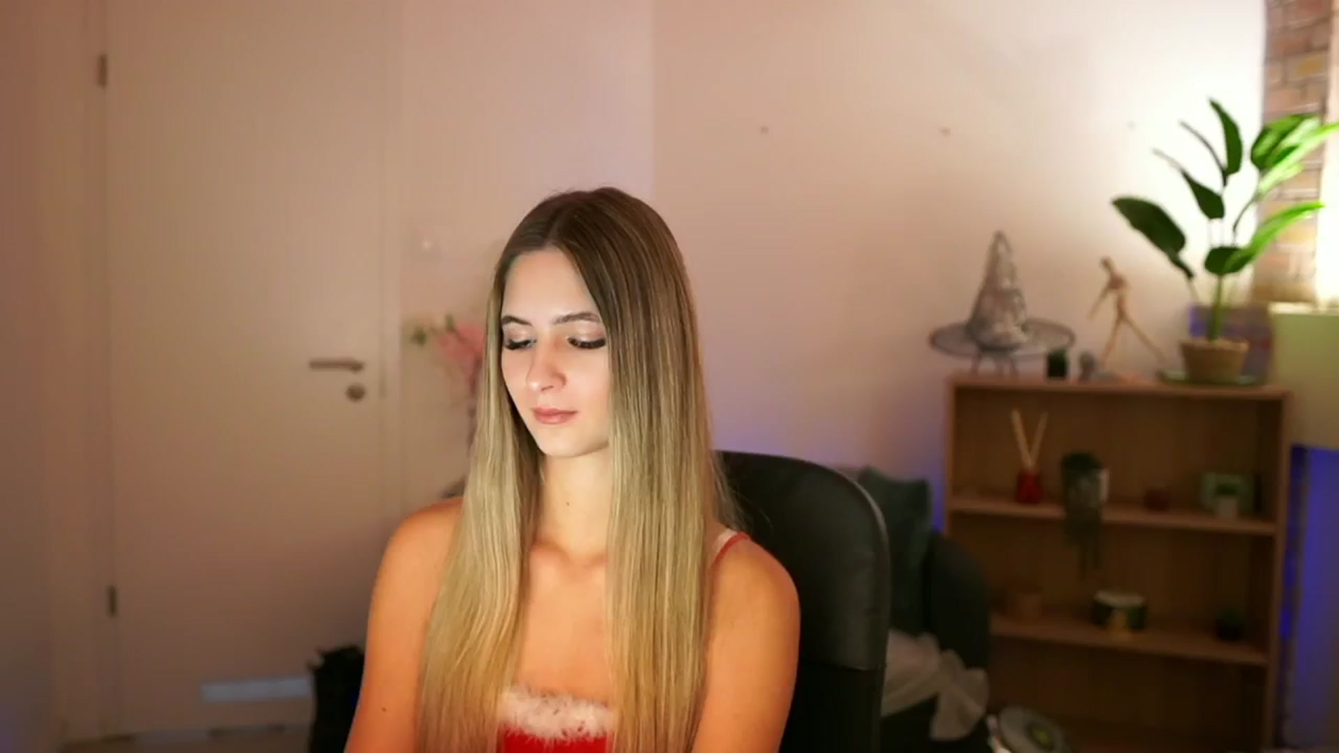 Gallery image thumbnail from CuteGirl_18's myfreecams stream on, 12/06/2024, 14:02 image 9 of 20
