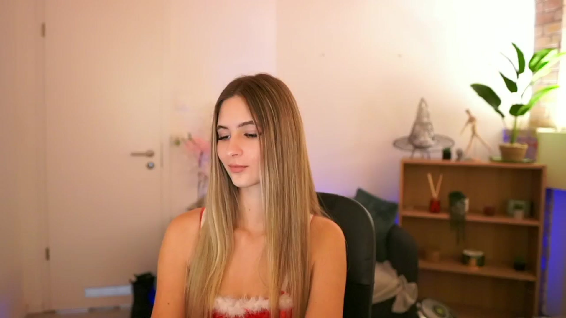 Gallery image thumbnail from CuteGirl_18's myfreecams stream on, 12/06/2024, 15:23 image 18 of 20