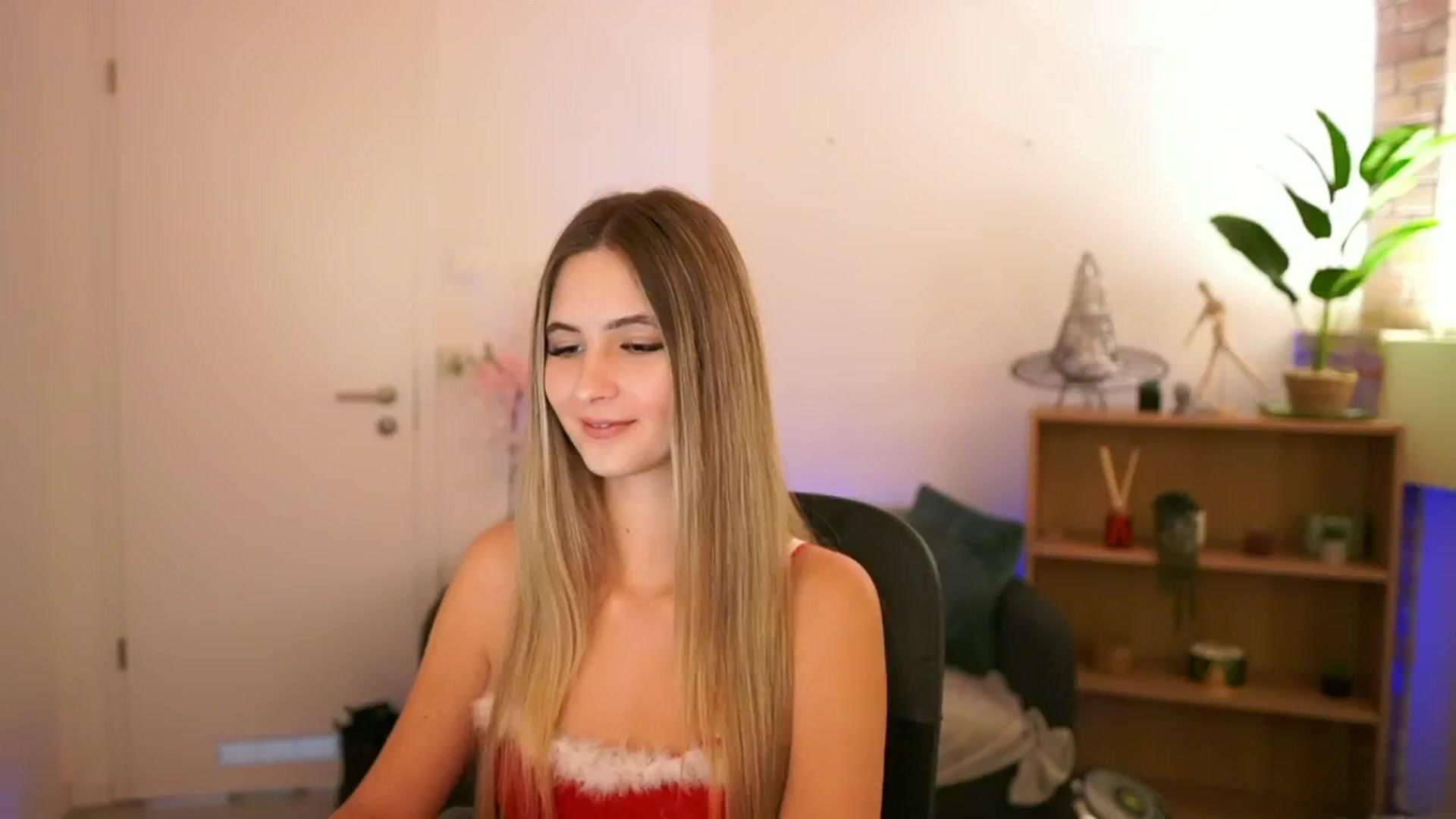 Gallery image thumbnail from CuteGirl_18's myfreecams stream on, 12/06/2024, 15:23 image 10 of 20