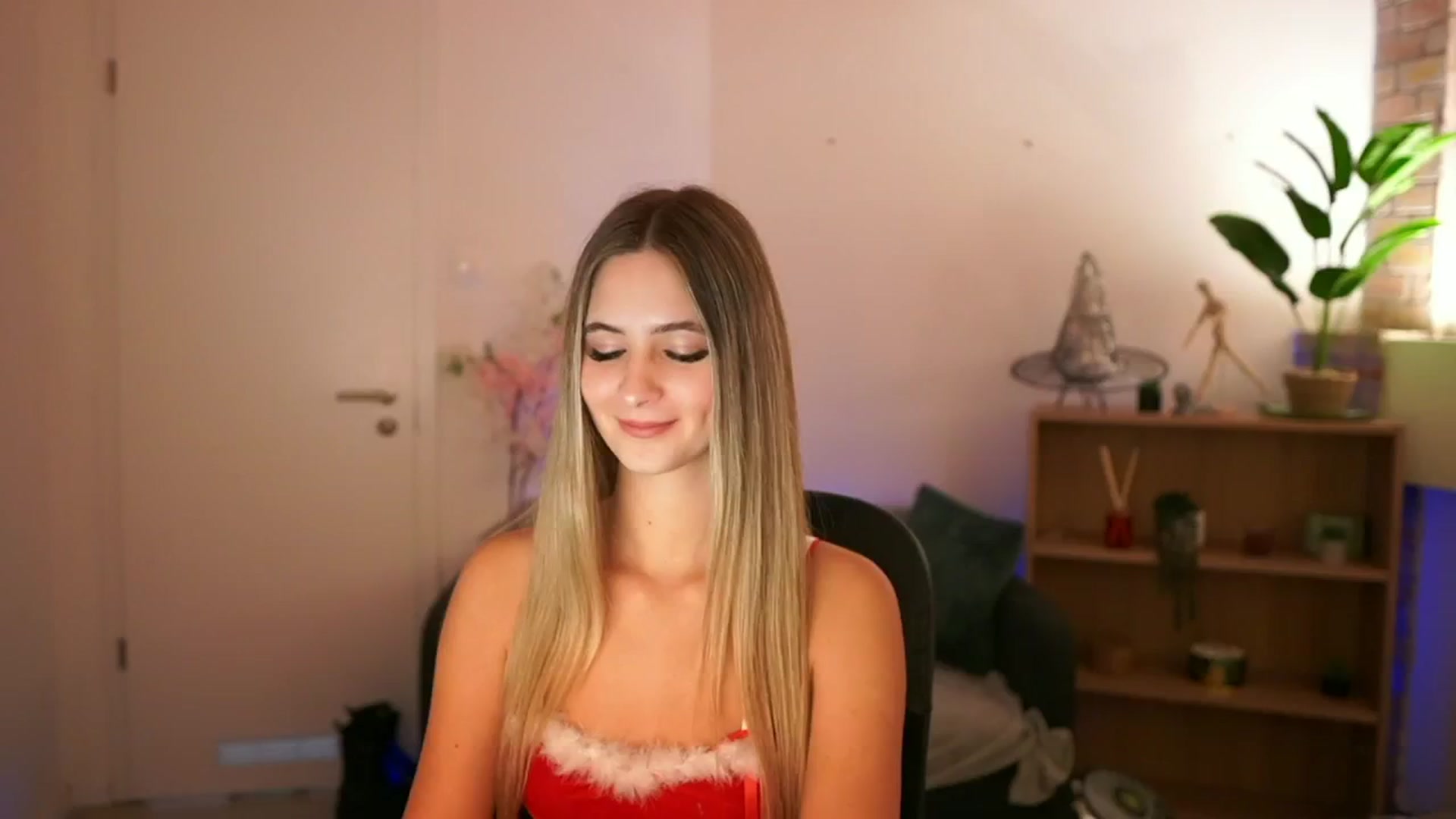Gallery image thumbnail from CuteGirl_18's myfreecams stream on, 12/06/2024, 15:23 image 5 of 20