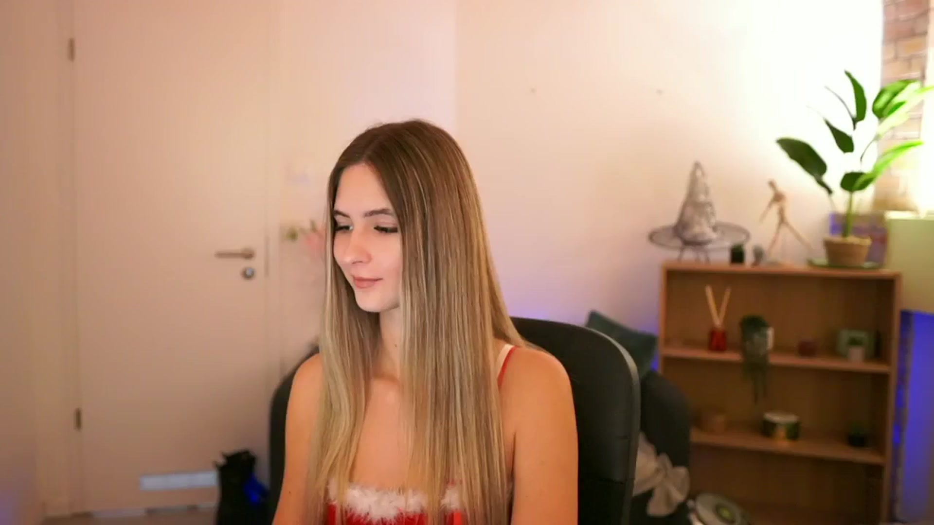 Gallery image thumbnail from CuteGirl_18's myfreecams stream on, 12/06/2024, 15:23 image 16 of 20