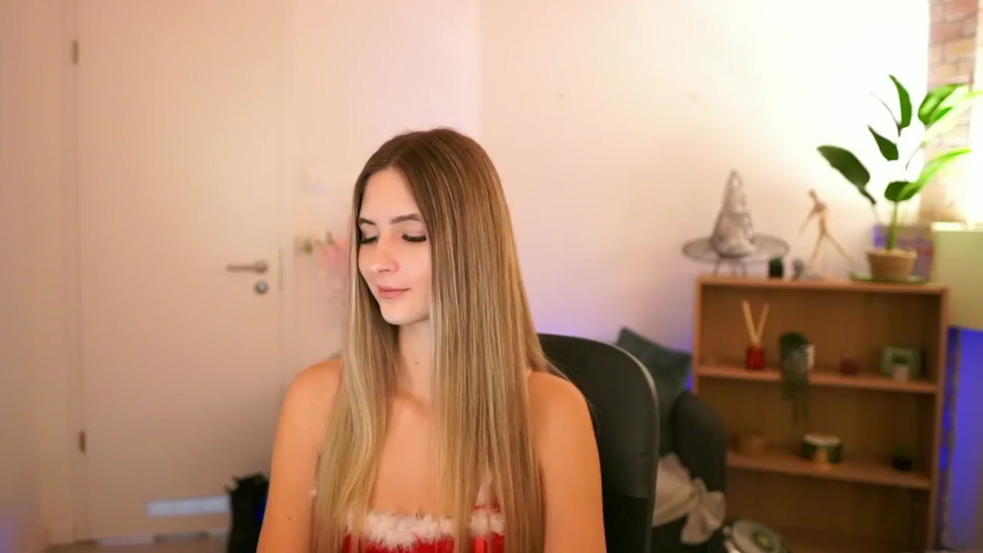 Gallery image thumbnail from CuteGirl_18's myfreecams stream on, 12/06/2024, 15:23 image 17 of 20