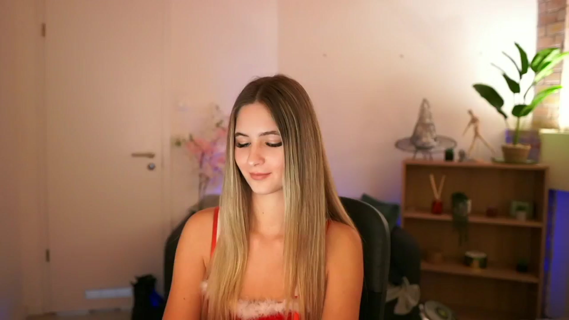 Gallery image thumbnail from CuteGirl_18's myfreecams stream on, 12/06/2024, 16:23 image 6 of 20