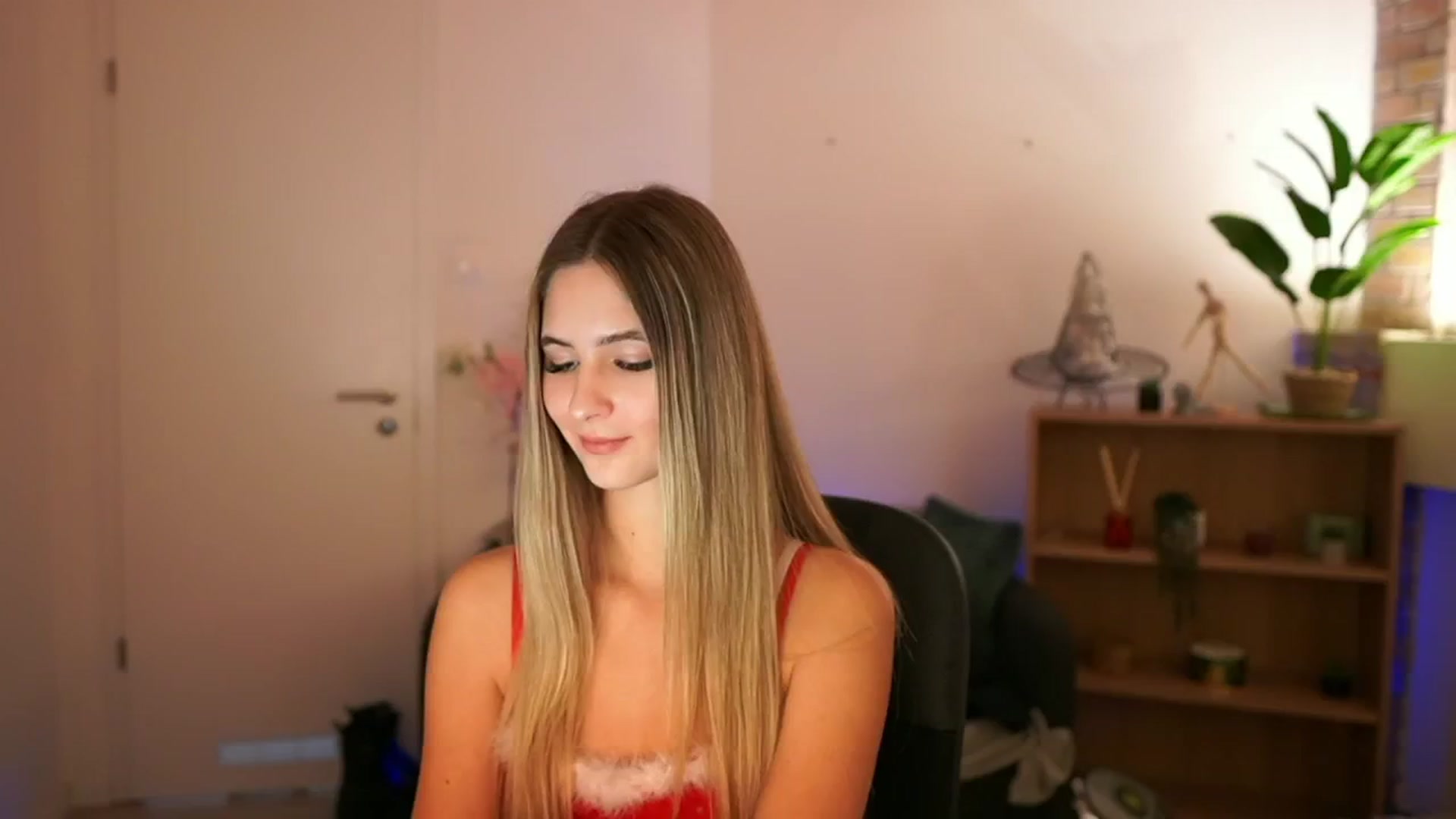 Gallery image thumbnail from CuteGirl_18's myfreecams stream on, 12/06/2024, 16:23 image 8 of 20