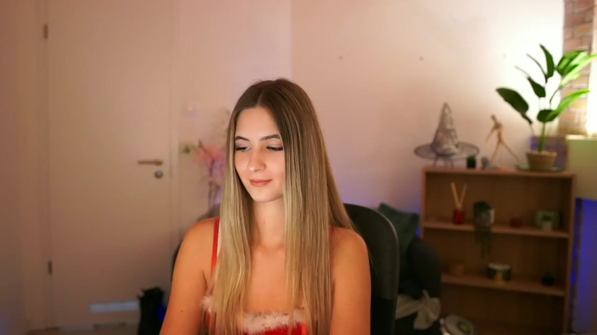 Gallery image thumbnail from CuteGirl_18's myfreecams stream on, 12/06/2024, 16:23 image 7 of 20