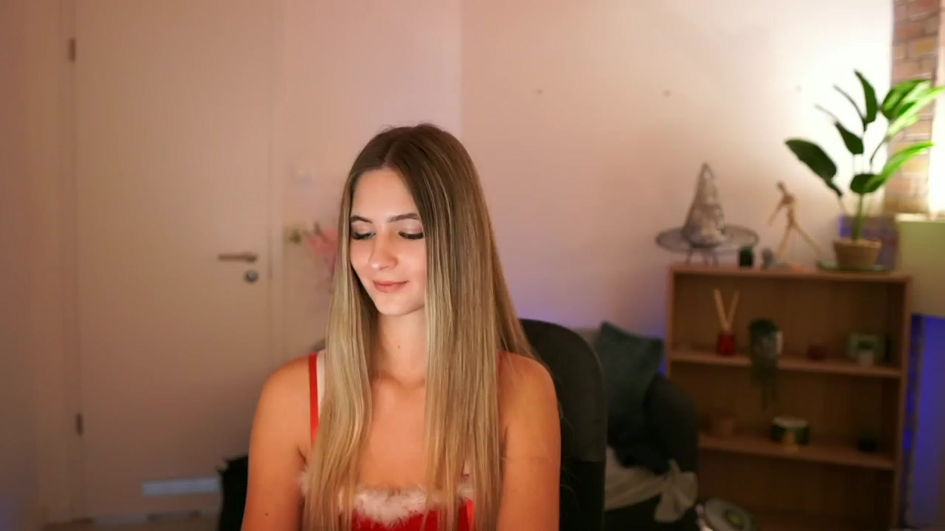 Gallery image thumbnail from CuteGirl_18's myfreecams stream on, 12/06/2024, 16:23 image 9 of 20